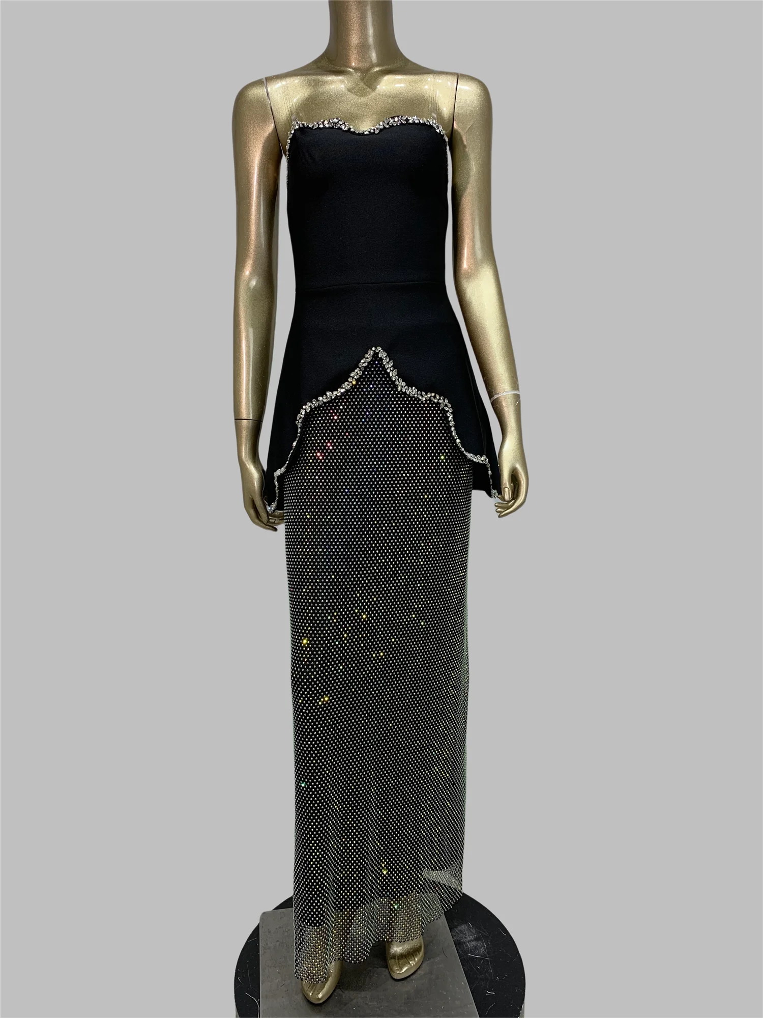 Women Luxury Designer Glitter Two Piece Sets Strapless Asymmetric Bandage Top And Diamonds Mesh Skirts Evening Party Outfits
Women Luxury Designer Glitter Two Piece Sets Strapless Asymmetric Bandage Top And Diamonds Mesh Skirts Evening Party Outfits