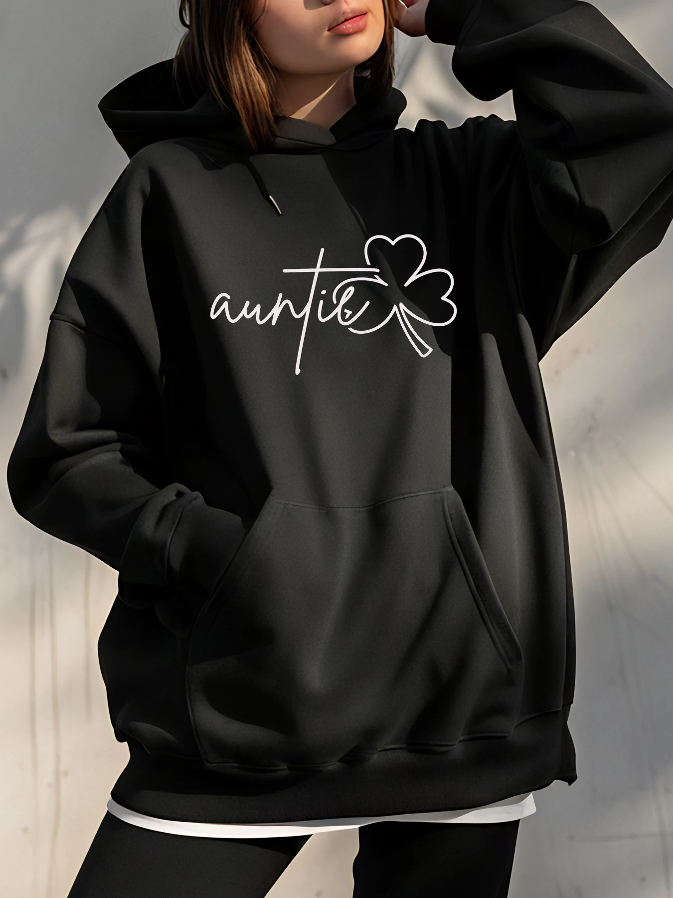 Толстовка с капюшоном Auntie Clover из элегантного письма и сердечками для повседневной носки в городских настройках
Толстовка с капюшоном Auntie Clover из элегантного письма и сердечками для повседневной носки в городских настройках