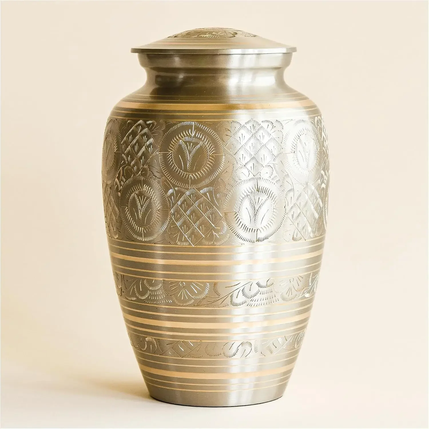Латунная урна для праха взрослого человека AspenStudio Platinum Brass - Большая ритуальная урна ручной работы, латунная урна для праха, вместимость 225 г.
Латунная урна для праха взрослого человека AspenStudio Platinum Brass - Большая ритуальная урна ручной работы, латунная урна для праха, вместимость 225 г.