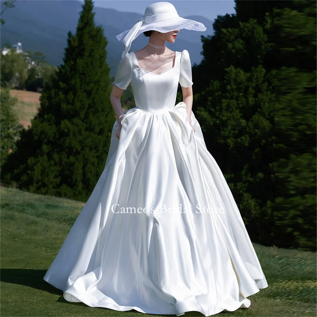 SONDR Square Neck Fashion Korea A-Line White Corset Wedding Dresses Photo Shoot VINTAGE Satin Floor Length Custom Bridal Gown
SONDR Square Neck Fashion Korea A-Line White Corset Wedding Dresses Photo Shoot VINTAGE Satin Floor Length Custom Bridal Gown
