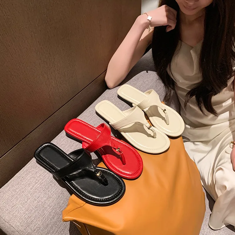 Metal buckle toe slippers for women, for wearing outside, 2026 new style, simple and comfortable, flat bottom sandals
Metal buckle toe slippers for women, for wearing outside, 2026 new style, simple and comfortable, flat bottom sandals