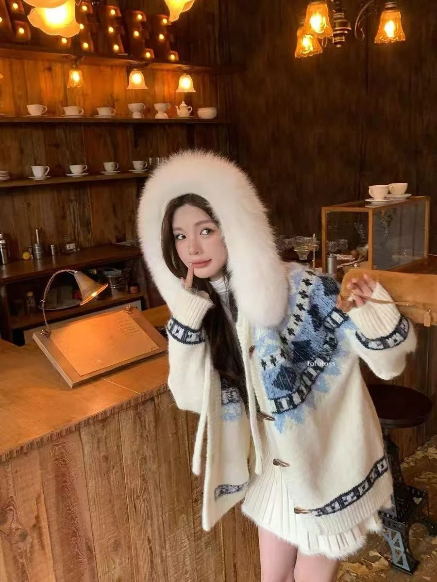 Женский вязаный кардиган Seoul Sle с объемной вышивкой, длинное пальто-накидка с большим меховым воротником, средней длины, с открытым передом
Женский вязаный кардиган Seoul Sle с объемной вышивкой, длинное пальто-накидка с большим меховым воротником, средней длины, с открытым передом