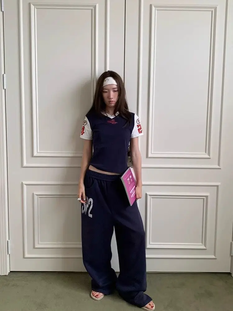 Американские ретро буквенный принт с эластичной резинкой на талии, широкие брюки, женские свободные повседневные универсальные спортивные штаны, модные прямые брюки с высокой талией
Американские ретро буквенный принт с эластичной резинкой на талии, широкие брюки, женские свободные повседневные универсальные спортивные штаны, модные прямые брюки с высокой талией