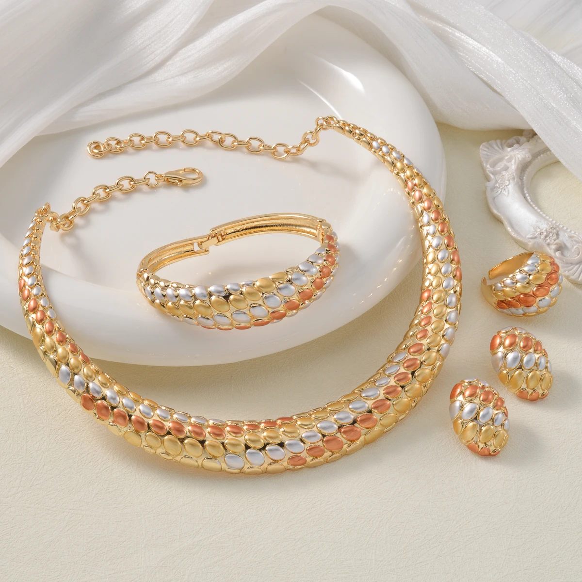 Ladies Dubai 24K Gold Plated 4Pcs Jewelry Set Women Multicolor Necklace Bracelet Ring Earring African Bridal Wedding Party Gift
Ladies Dubai 24K Gold Plated 4Pcs Jewelry Set Women Multicolor Necklace Bracelet Ring Earring African Bridal Wedding Party Gift