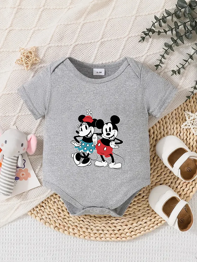 Официально лицензированный детский трикотажный комбинезон Disney "Микки и Минни" | Нежная и уютная ткань, классический графический принт Duo.
Официально лицензированный детский трикотажный комбинезон Disney "Микки и Минни" | Нежная и уютная ткань, классический графический принт Duo.