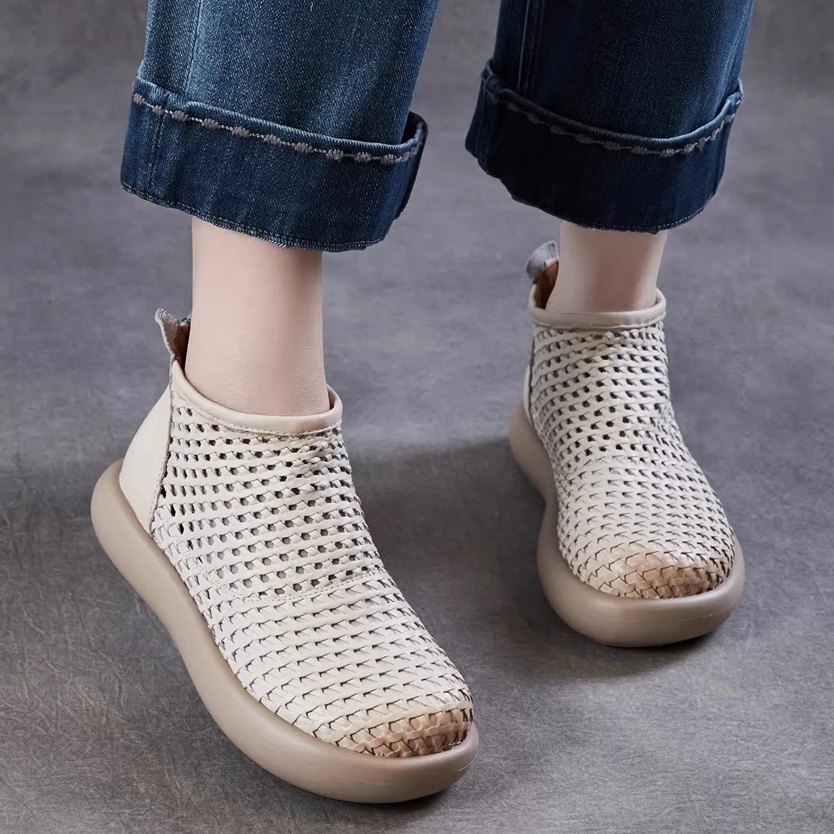 Retro Woven Leather Hollow out Sandals Thick Heel Short Tube Casual Sandals for Women Roman Style Hole Hole Shoes Summer Trend
Retro Woven Leather Hollow out Sandals Thick Heel Short Tube Casual Sandals for Women Roman Style Hole Hole Shoes Summer Trend