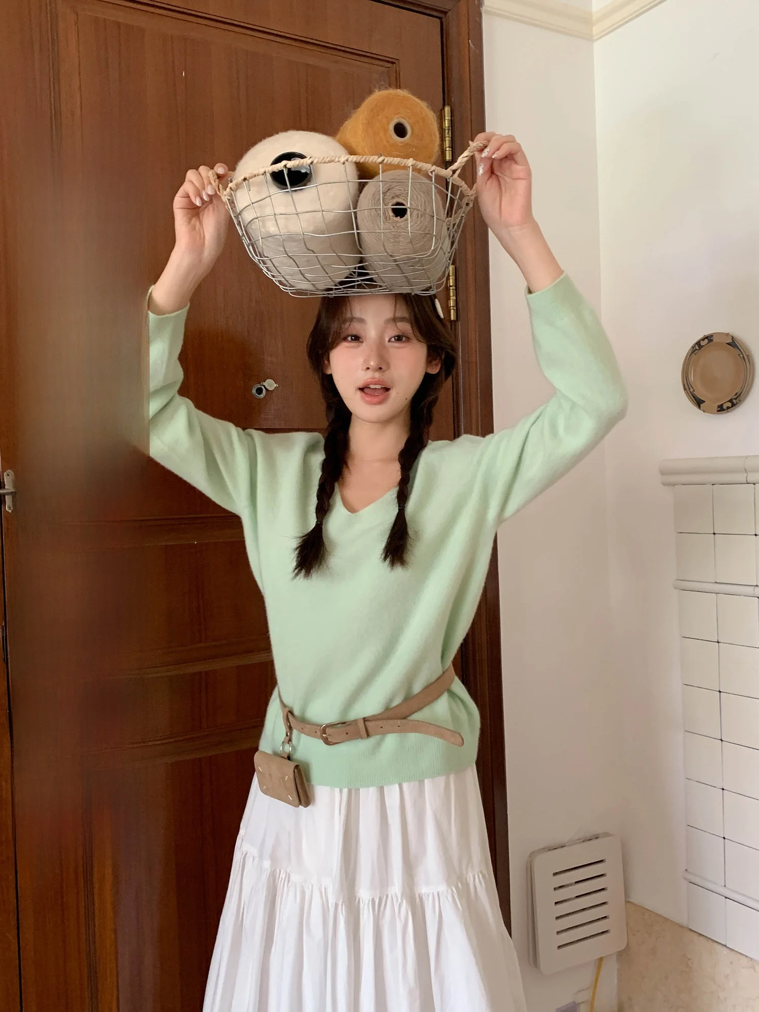 Женский вязаный свитер с длинным рукавом из 100% шерсти, свободный крой, V-образный вырез, зимний, модный, в корейском стиле, повседневный топ
Женский вязаный свитер с длинным рукавом из 100% шерсти, свободный крой, V-образный вырез, зимний, модный, в корейском стиле, повседневный топ