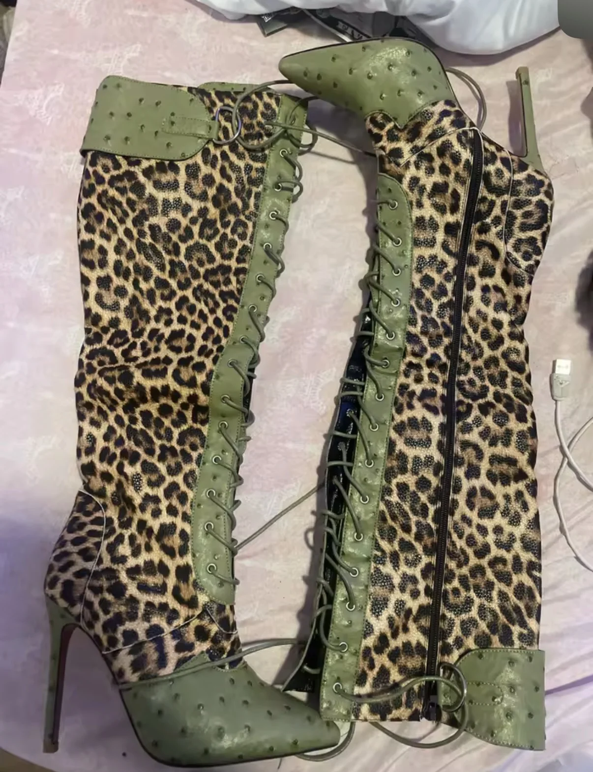 Green Leopard Sexy Ladies Luxury Boots 2026 New Pointed Cross Strap Belt Buckle Stiletto Zipper Boots Fashion Party Catwalk Boot
Green Leopard Sexy Ladies Luxury Boots 2026 New Pointed Cross Strap Belt Buckle Stiletto Zipper Boots Fashion Party Catwalk Boot