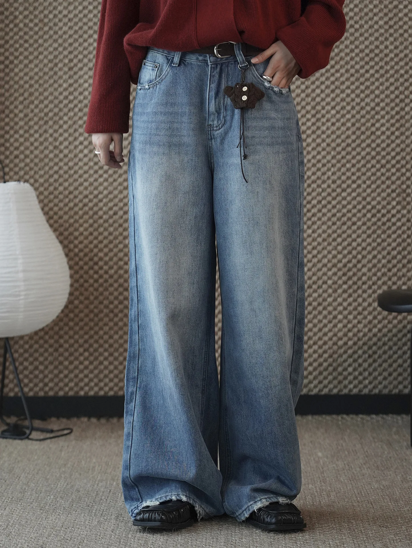 Новые зимние корейские ретро модные винтажные широкие джинсы с поясом, трикотажные брюки с подвеской для женщин
Новые зимние корейские ретро модные винтажные широкие джинсы с поясом, трикотажные брюки с подвеской для женщин