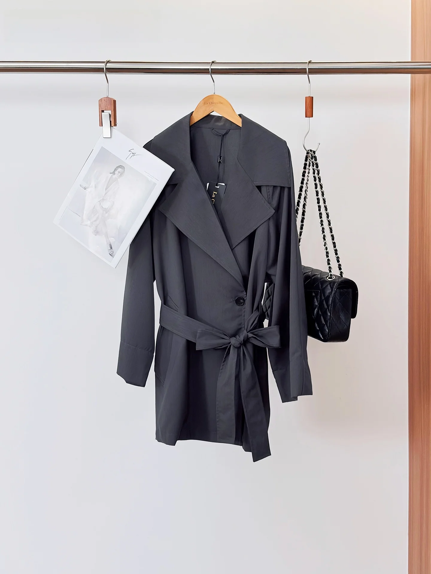 Женская ветровка La Chapelle Ele с одной пуговицей, отложным воротником, поясом, свободного кроя, повседневная, из полиэфирного волокна
Женская ветровка La Chapelle Ele с одной пуговицей, отложным воротником, поясом, свободного кроя, повседневная, из полиэфирного волокна