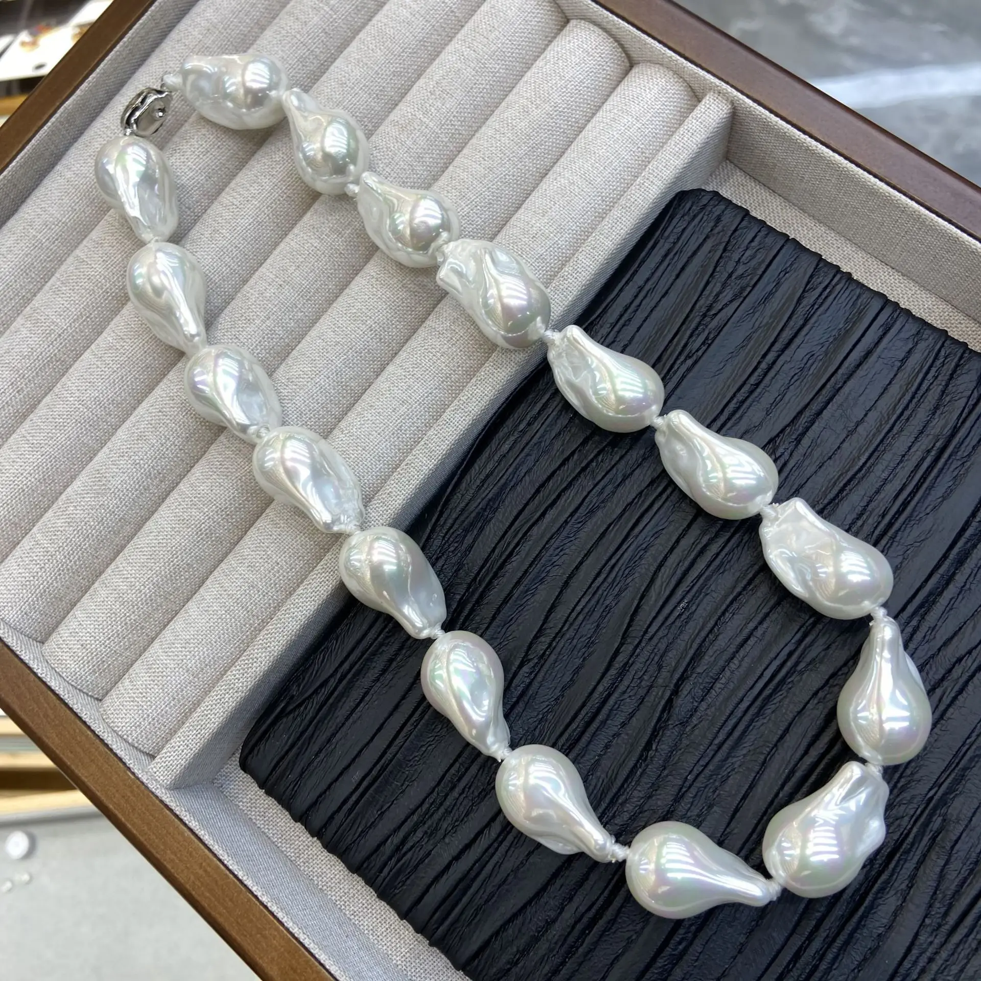 Элегантное ожерелье из искусственного жемчуга ручной работы, имитация барочного жемчуга, нерегулярной формы, для женщин, новинка 2024 года, изысканное женское украшение.
Элегантное ожерелье из искусственного жемчуга ручной работы, имитация барочного жемчуга, нерегулярной формы, для женщин, новинка 2024 года, изысканное женское украшение.