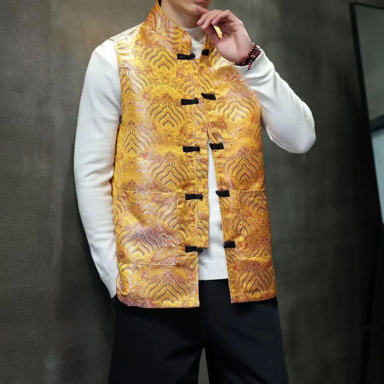 2026 Horse Year Sleeveless Tops Men's New Chinese Style Gold Jacquard Vest Vintage Fashion Standing Collar Button Tang Suits
2026 Horse Year Sleeveless Tops Men's New Chinese Style Gold Jacquard Vest Vintage Fashion Standing Collar Button Tang Suits