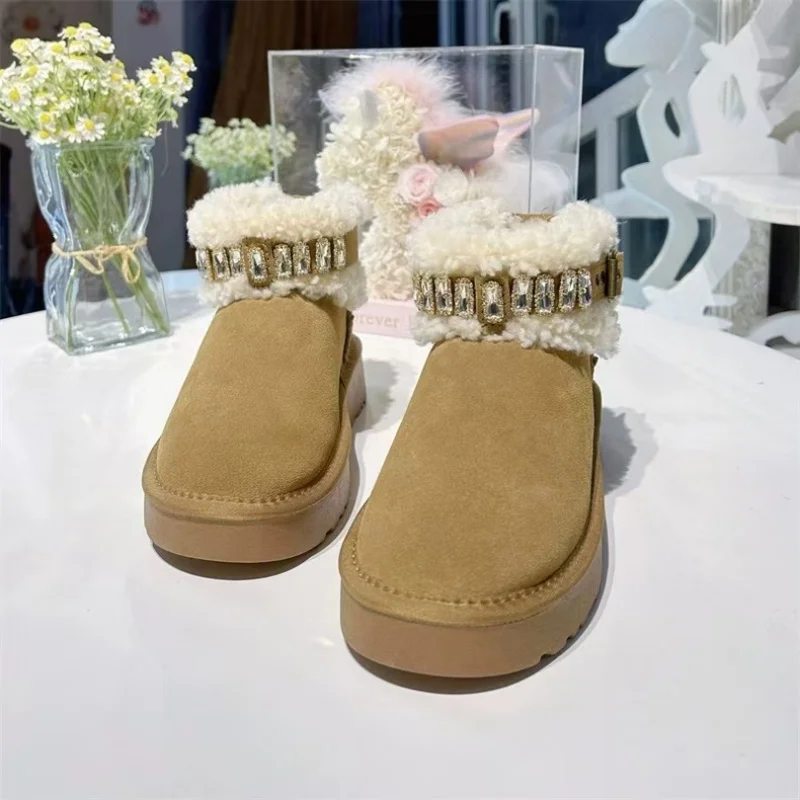 Heavy industry water drill thickened snow boots, large-sized fur integrated thick-soled women's cotton shoes 35-40
Heavy industry water drill thickened snow boots, large-sized fur integrated thick-soled women's cotton shoes 35-40