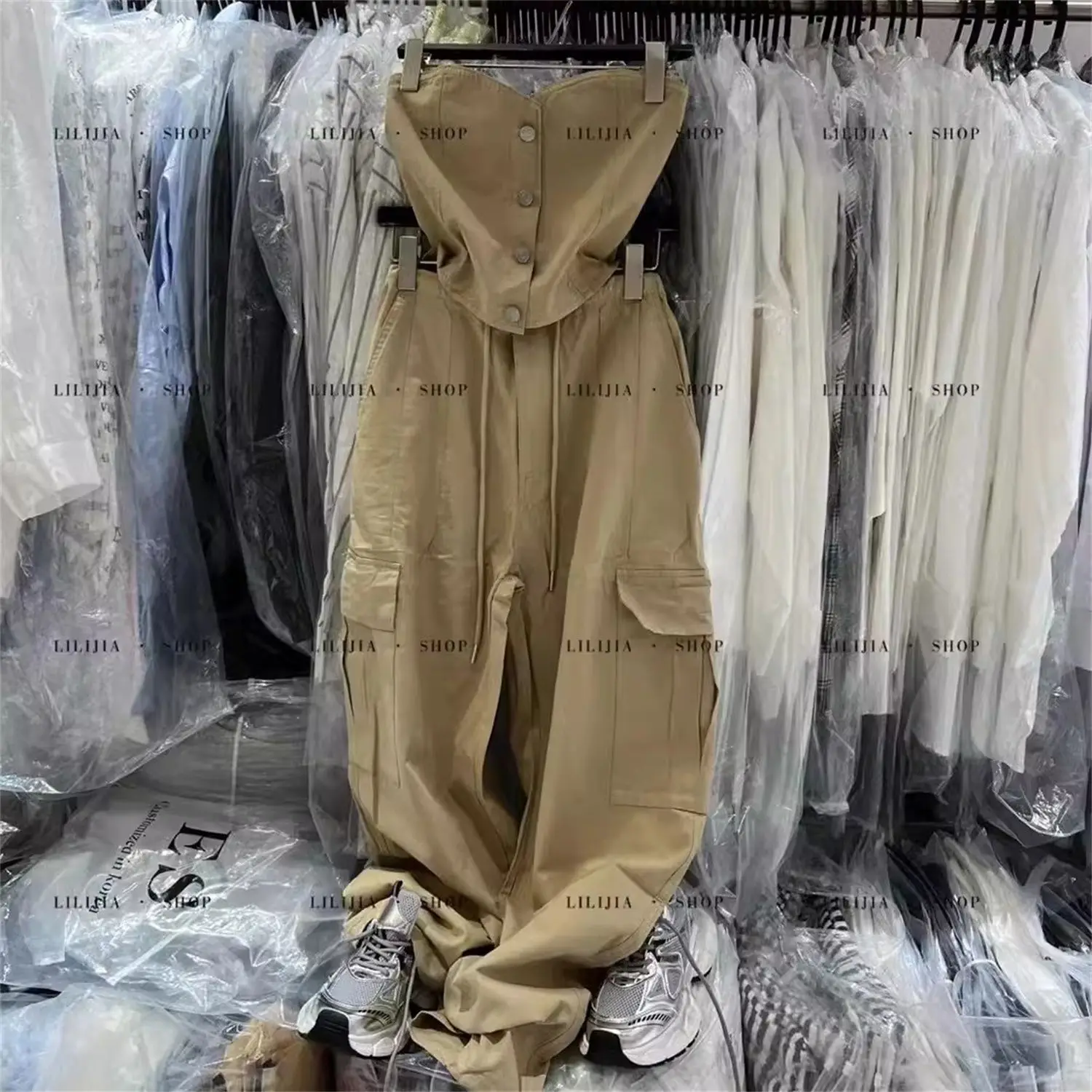 Summer Outwear Sexy Bra Tube To Fashion Women Suit American Spicy Girl Retro High Waist Cargo Pants Two piece Set Women Outfits
Summer Outwear Sexy Bra Tube To Fashion Women Suit American Spicy Girl Retro High Waist Cargo Pants Two piece Set Women Outfits