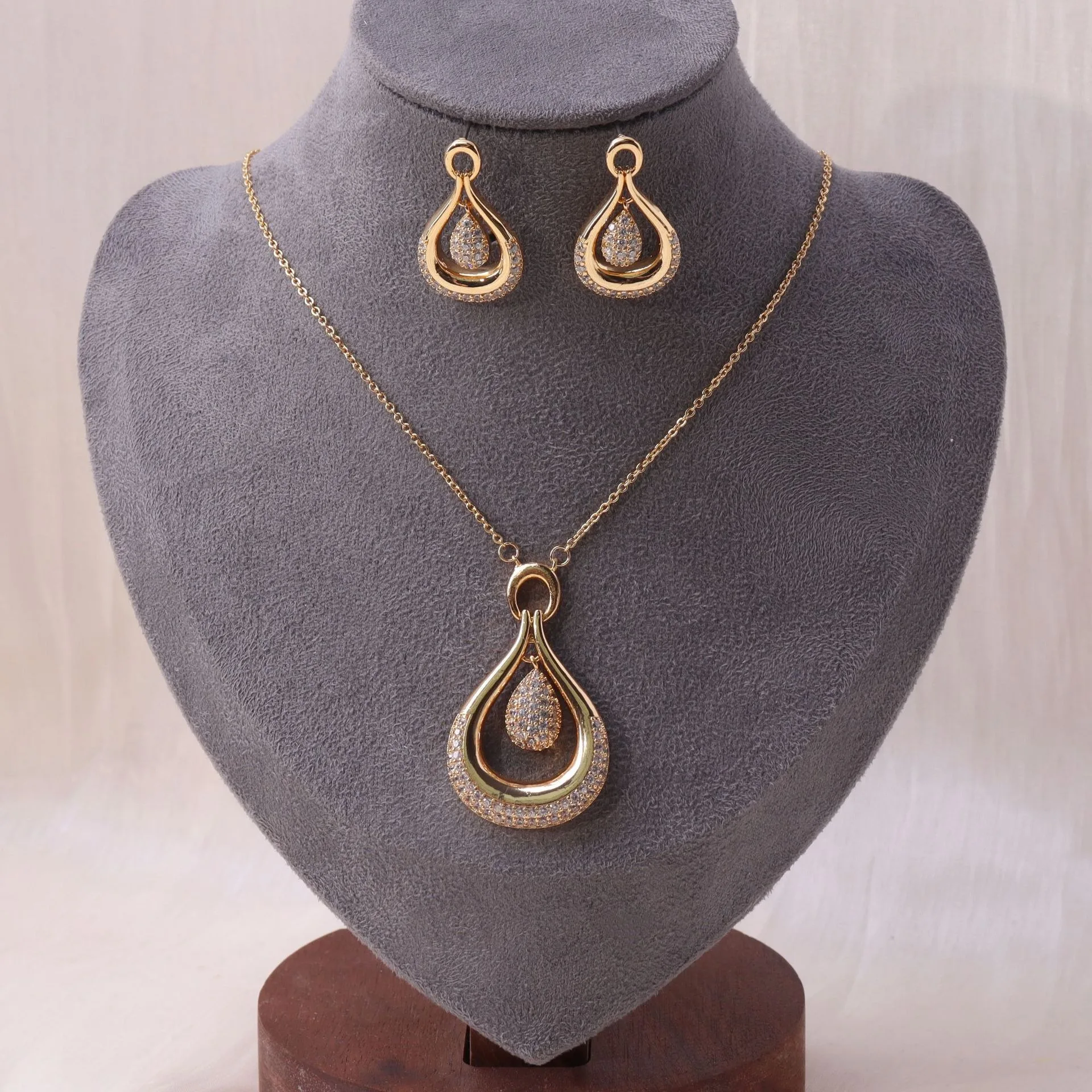 Luxury Water Drop Pendant Earrings Necklace with Cubic Zircon CZ For Women Wedding Dubai Bridal Jewelry Sets
Luxury Water Drop Pendant Earrings Necklace with Cubic Zircon CZ For Women Wedding Dubai Bridal Jewelry Sets