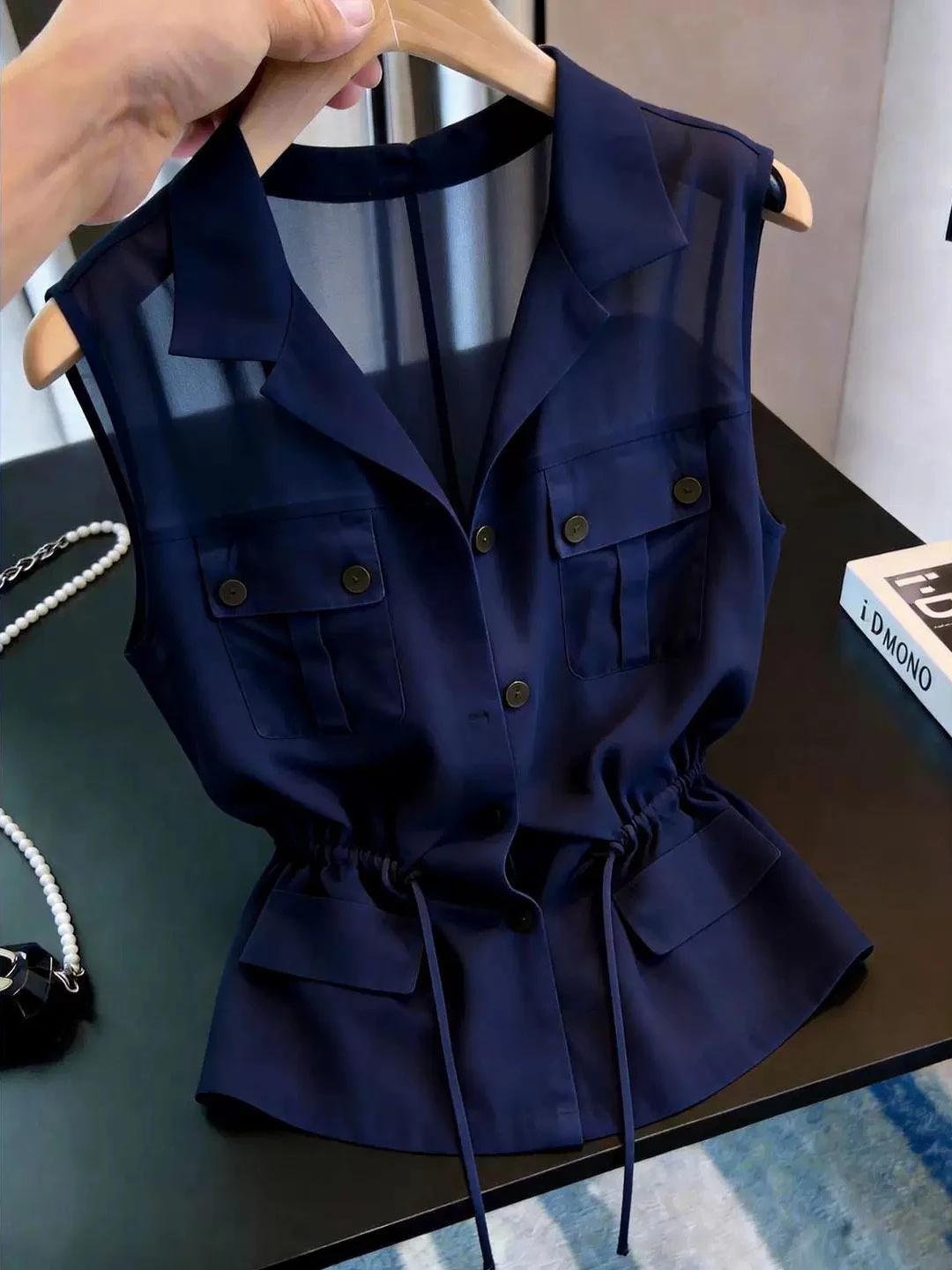Casual Sleeveless Vest 2026 Summer Commute Style Waist-Cinching Design Elegant Top Korean Version Straight Cut Regular Length
Casual Sleeveless Vest 2026 Summer Commute Style Waist-Cinching Design Elegant Top Korean Version Straight Cut Regular Length