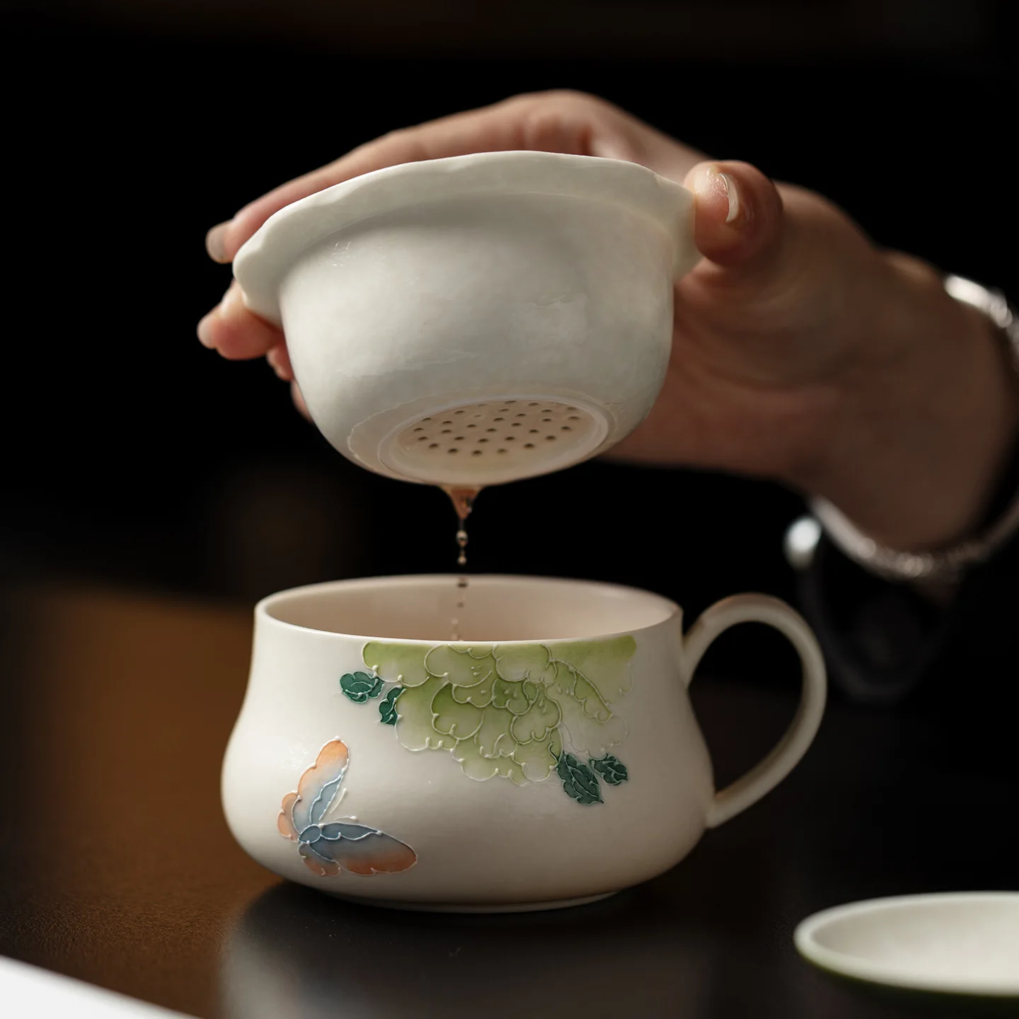 Chinese Sle Hand-Painted Cerc Tea Cup with Tea Water Separation Small Qingkan Underglaze Color Mark Cup for Daily Use
Chinese Sle Hand-Painted Cerc Tea Cup with Tea Water Separation Small Qingkan Underglaze Color Mark Cup for Daily Use