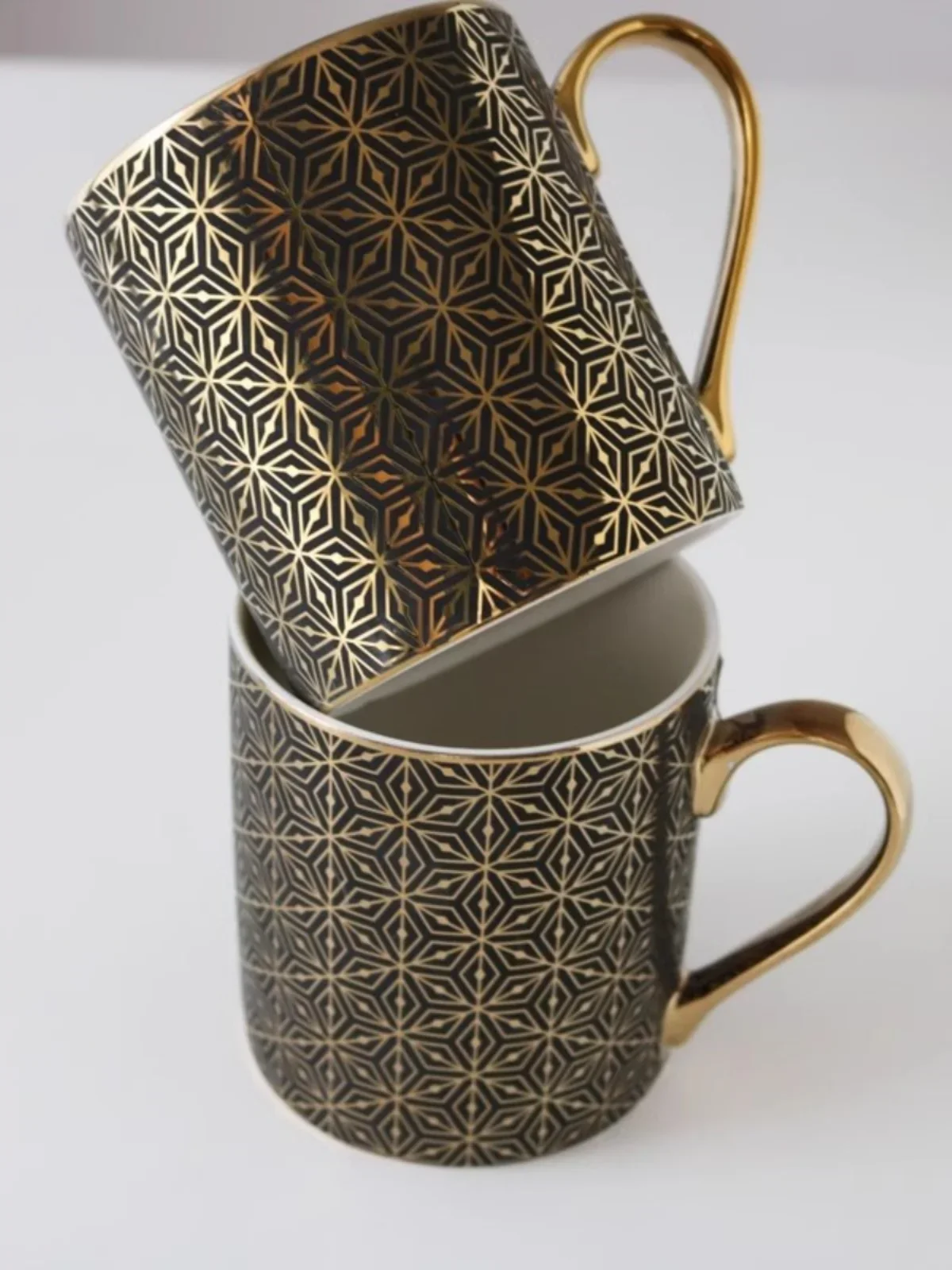 Luxury black gold snowflake gold-plated matte mugs/tea cups and coffee cups exported to the UK
Luxury black gold snowflake gold-plated matte mugs/tea cups and coffee cups exported to the UK