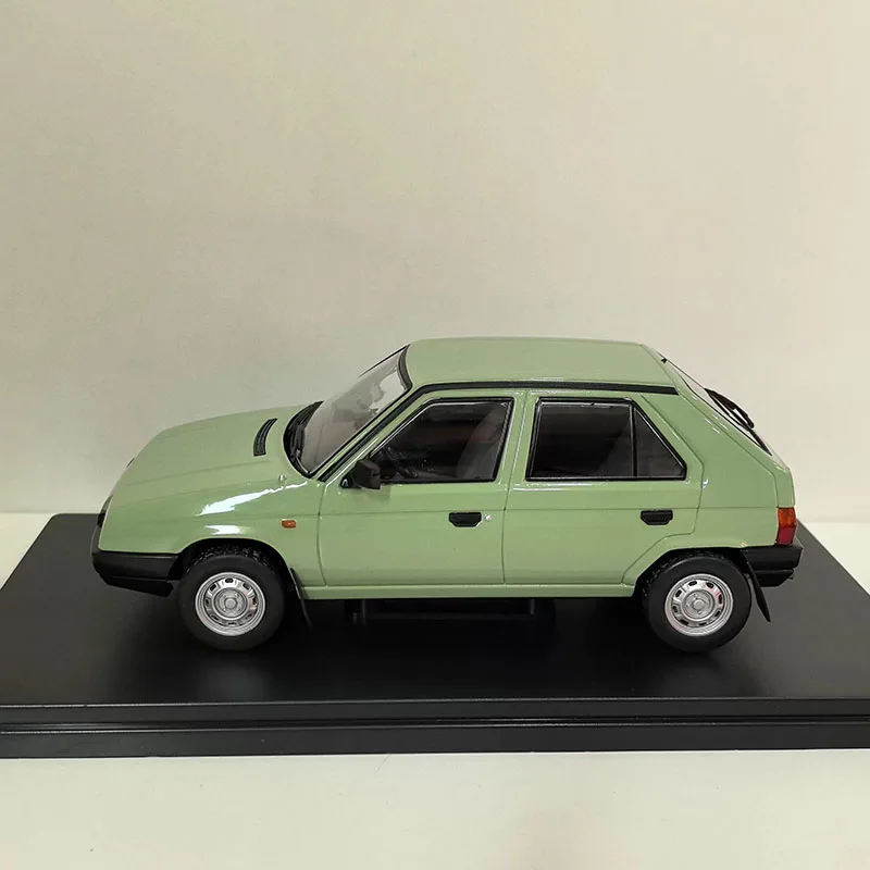 WHITEBOX 1/24 Scale FAVORIT Alloy Simulation Car Model Static Collection Decorated Holiday Gifts Toys Souvenir Gift
WHITEBOX 1/24 Scale FAVORIT Alloy Simulation Car Model Static Collection Decorated Holiday Gifts Toys Souvenir Gift