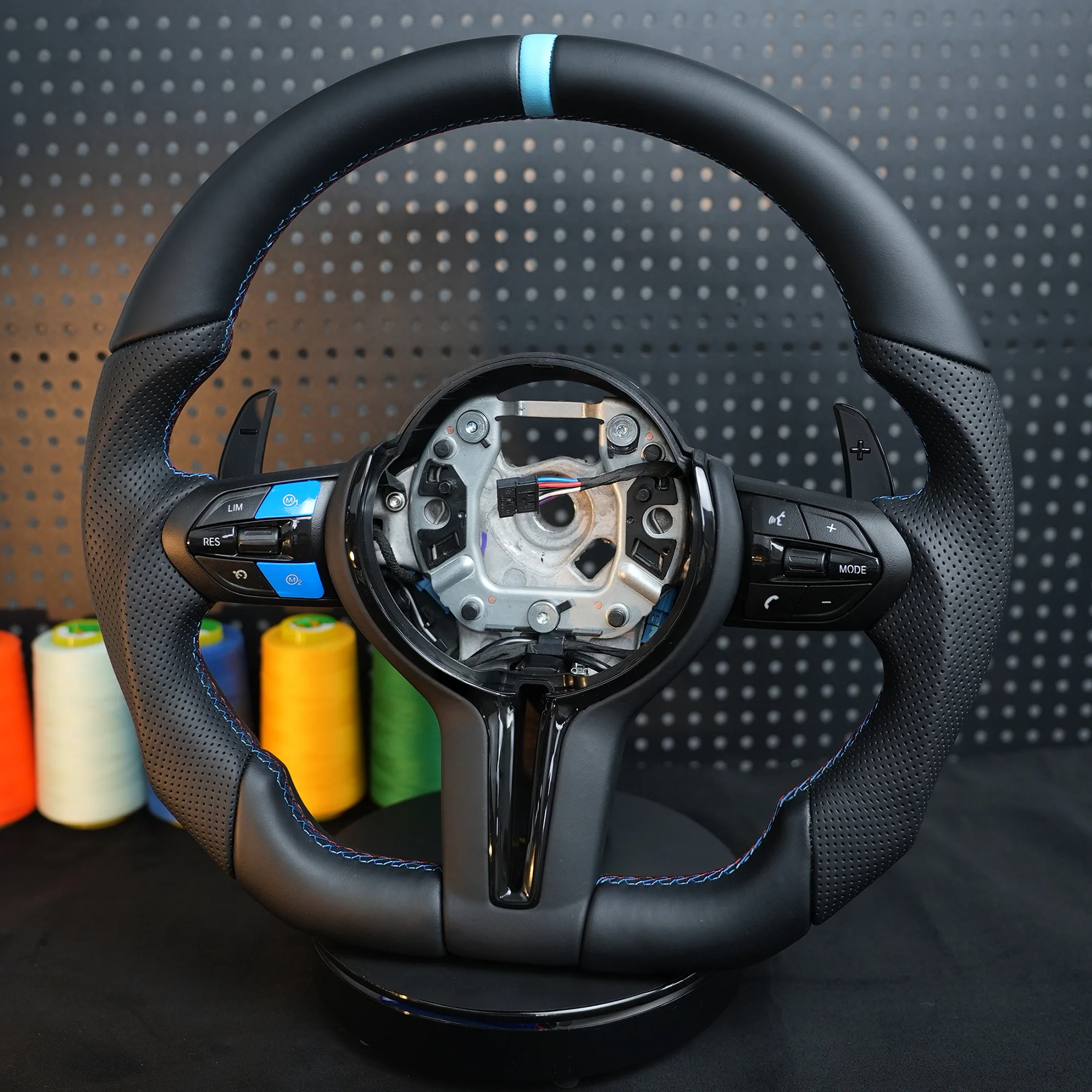 For BMW E70 E71 E84 E90 E92 E93 E87 E82 F20 F30 F87 M3 M5 F10 F45 F15 F48 Black Chrome M Sport Style Wheel Leather Steering
For BMW E70 E71 E84 E90 E92 E93 E87 E82 F20 F30 F87 M3 M5 F10 F45 F15 F48 Black Chrome M Sport Style Wheel Leather Steering