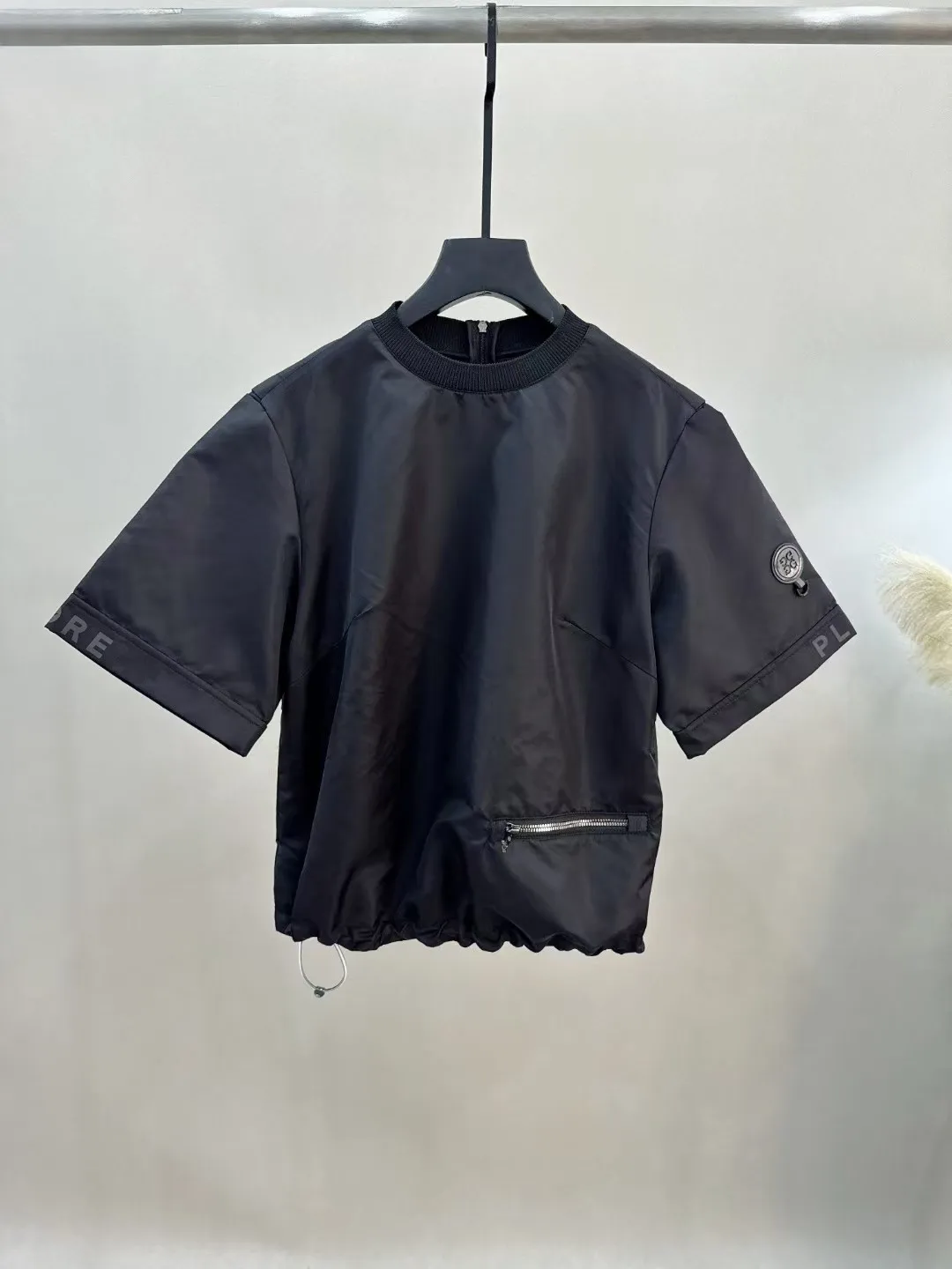 Women's Golf Sweatshirt with Crew Neck and Short Sleeves Features a stylish cape-style back design for versatile styling
Women's Golf Sweatshirt with Crew Neck and Short Sleeves Features a stylish cape-style back design for versatile styling