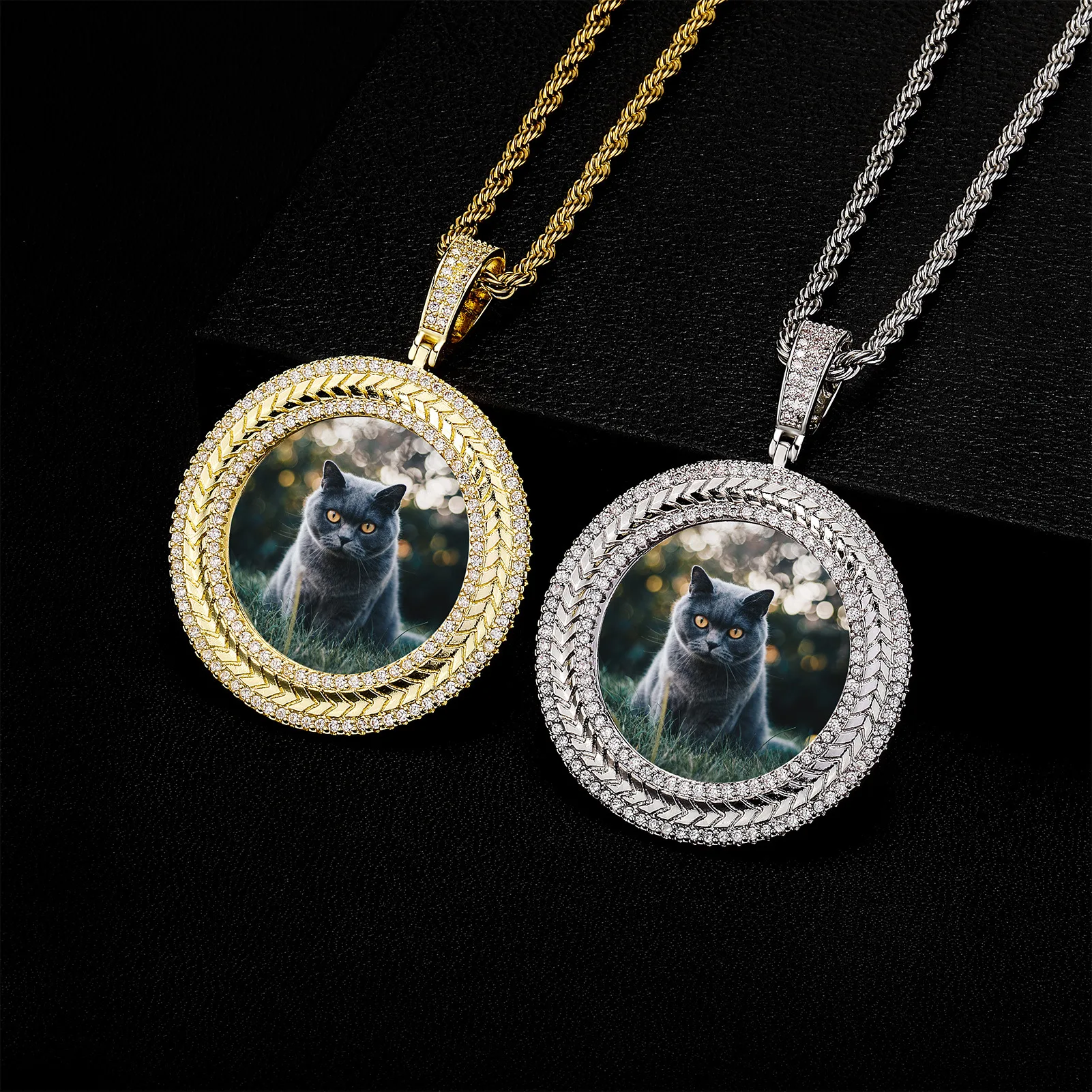 2pcs/ Bag New Hip Hop Circular Photo Frame Ice Crystal Pendant Personalized Zircon Sublimation Photo Necklace
2pcs/ Bag New Hip Hop Circular Photo Frame Ice Crystal Pendant Personalized Zircon Sublimation Photo Necklace