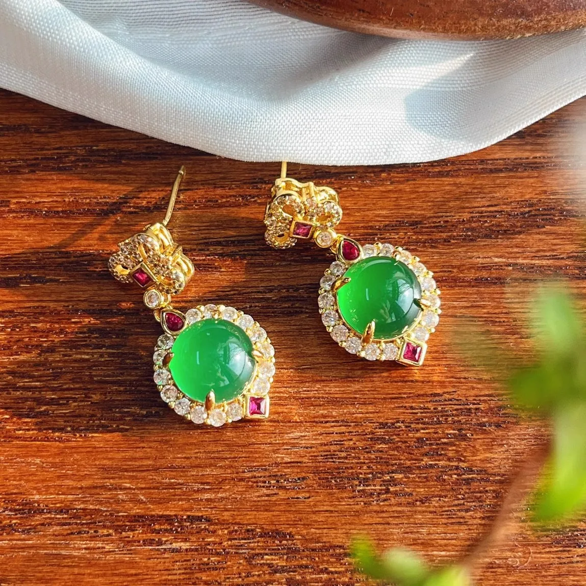 Classic luxury natural chalcedony earrings
Classic luxury natural chalcedony earrings