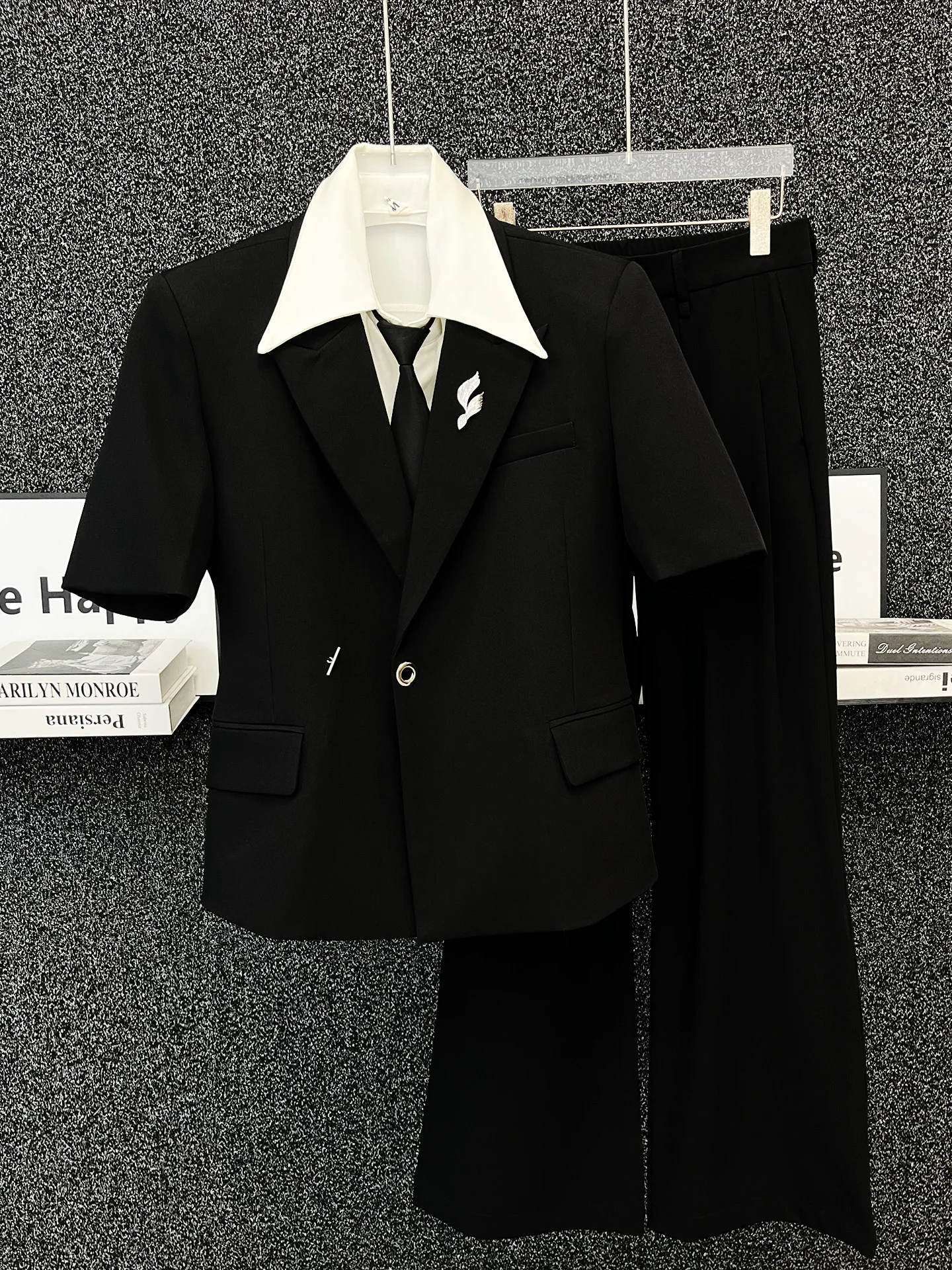 Elegant Black Short Sleeve Men's Suit Casual Versatile Summer Fashionable Trendy Two-Piece Set Youth Popular Loose Fit Metal ...
Elegant Black Short Sleeve Men's Suit Casual Versatile Summer Fashionable Trendy Two-Piece Set Youth Popular Loose Fit Metal ...
