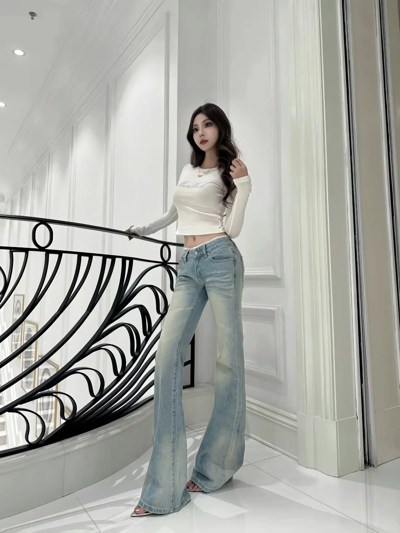 Винтажные светло-голубые джинсы-клеш с расклешенной нижней частью, женские кружевные лоскутные брюки с низкой талией, узкие джинсовые брюки, уличная одежда, брюки в стиле ретро
Винтажные светло-голубые джинсы-клеш с расклешенной нижней частью, женские кружевные лоскутные брюки с низкой талией, узкие джинсовые брюки, уличная одежда, брюки в стиле ретро