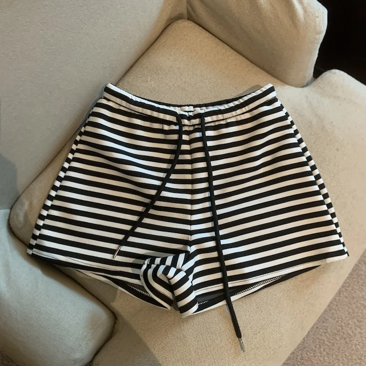 Black Striped A-Line Short Pants Women's Summer New Sweet And Spicy Girl Beautiful High Waist Slimming Casual Pants
Black Striped A-Line Short Pants Women's Summer New Sweet And Spicy Girl Beautiful High Waist Slimming Casual Pants