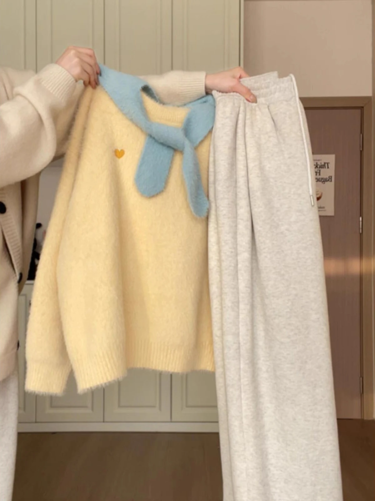 Loose Knitted Sweater Women's Autumn Winter New Sle Knot Collar Lazy Sle Outerwear irt Korean Sle Yellow
Loose Knitted Sweater Women's Autumn Winter New Sle Knot Collar Lazy Sle Outerwear irt Korean Sle Yellow