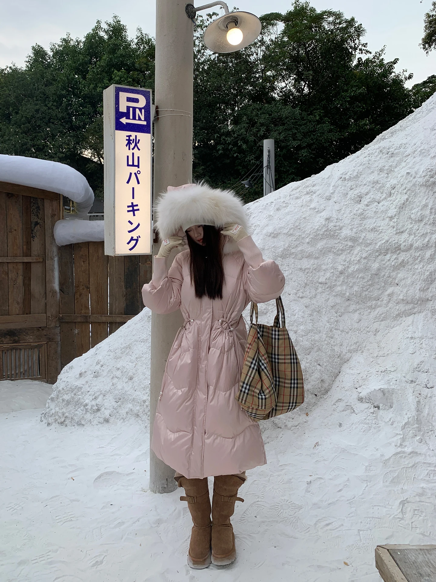 Розовое женское пуховое пальто средней длины 2025 года, новая зимняя модель, теплое, для повседневной носки, на молнии, стандартная длина рукава
Розовое женское пуховое пальто средней длины 2025 года, новая зимняя модель, теплое, для повседневной носки, на молнии, стандартная длина рукава