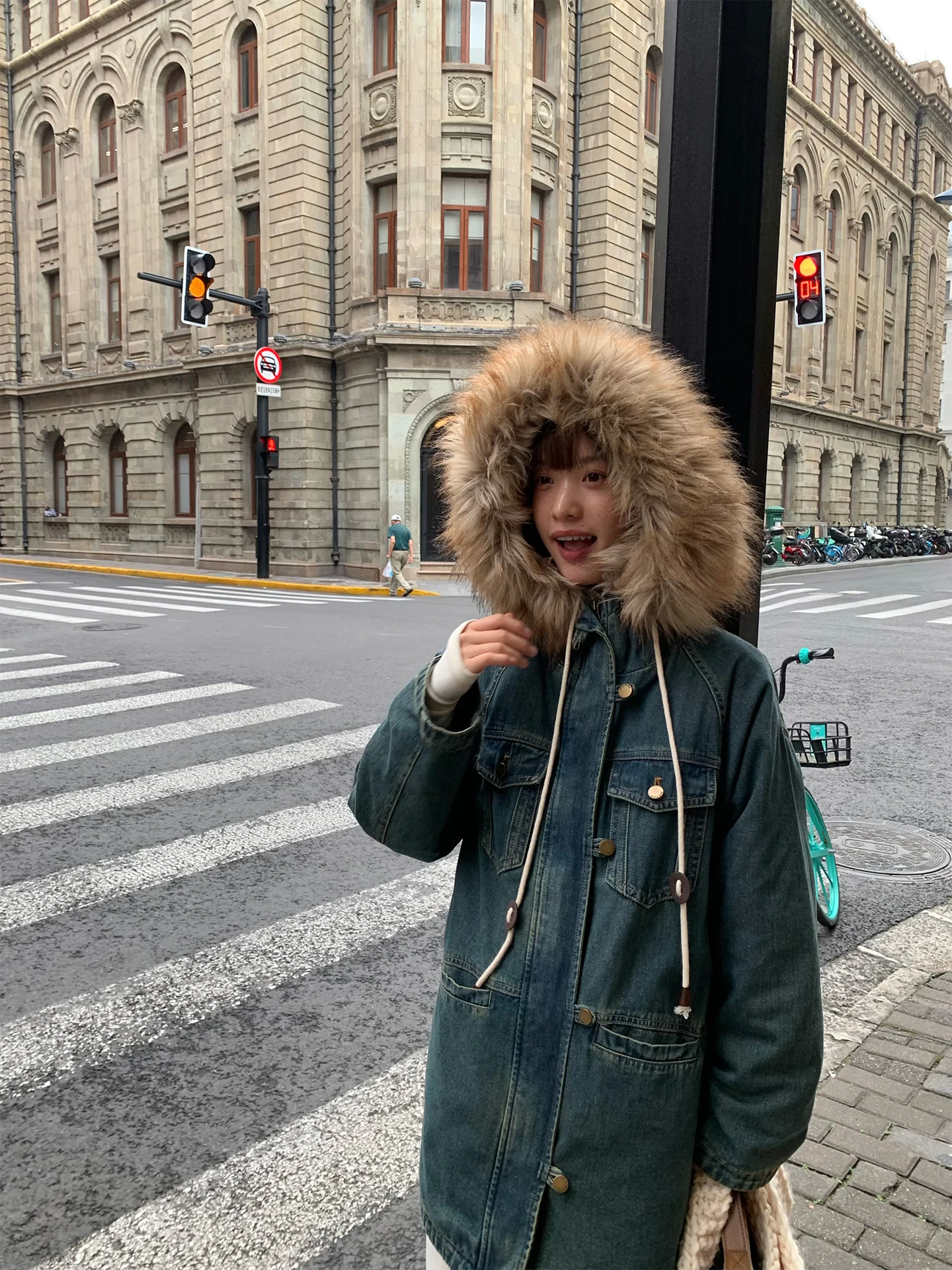 Ретро джинсовая куртка с капюшоном для женщин, осенне-зимняя, средней длины, со съемным большим меховым воротником из овечьего меха, рабочая куртка
Ретро джинсовая куртка с капюшоном для женщин, осенне-зимняя, средней длины, со съемным большим меховым воротником из овечьего меха, рабочая куртка