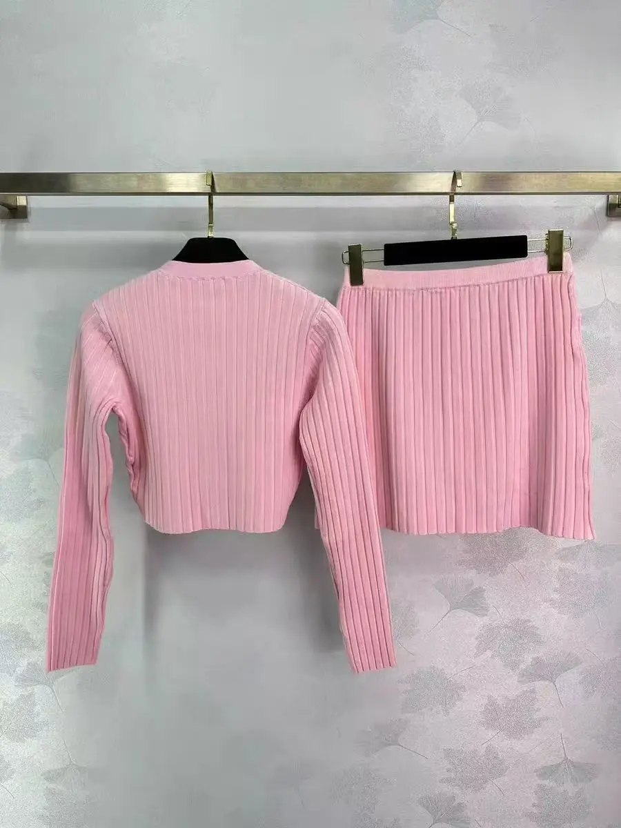 High quality new set round neck long sleeved knitted cardigan top+skirt two-piece set
High quality new set round neck long sleeved knitted cardigan top+skirt two-piece set