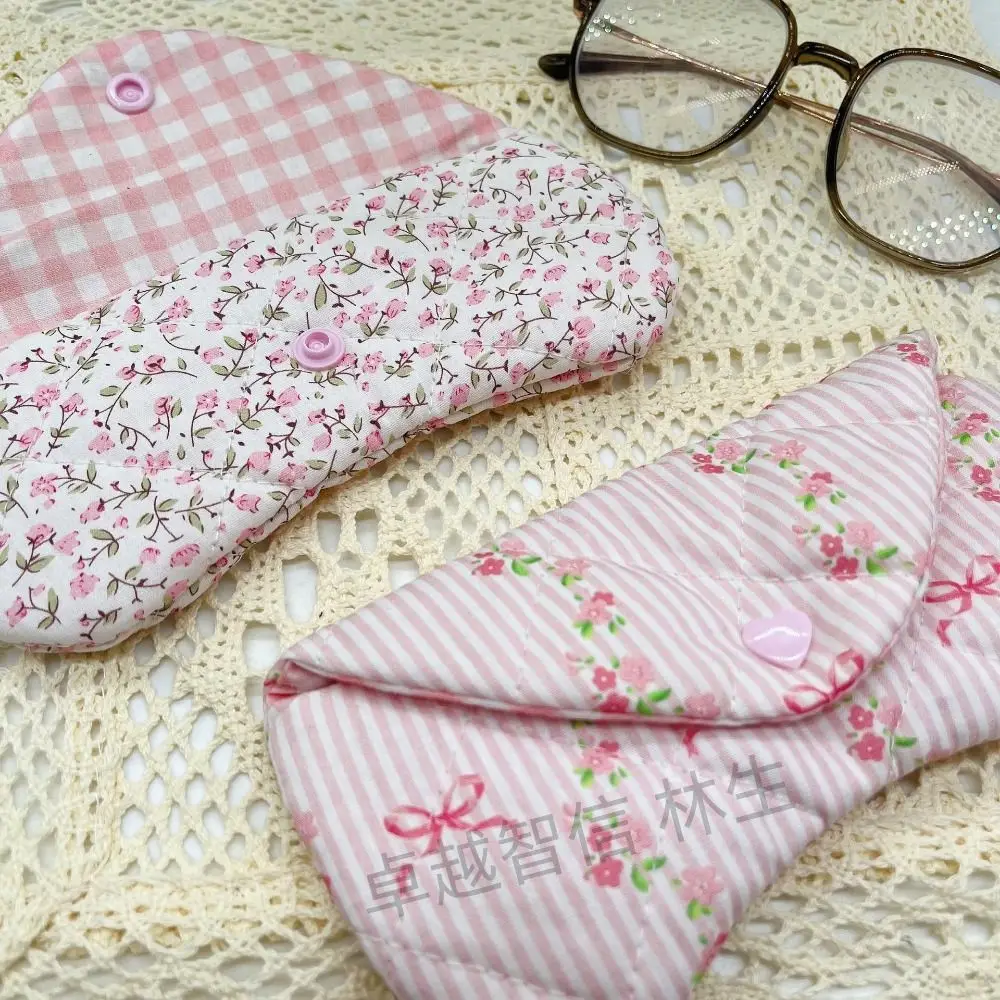 Soft Quilted Sunglasses Pouch Floral Pattern Heart-Shaped Buckle Eyewear Bag Durable Handmade Glasses Case Glasses Storage
Soft Quilted Sunglasses Pouch Floral Pattern Heart-Shaped Buckle Eyewear Bag Durable Handmade Glasses Case Glasses Storage