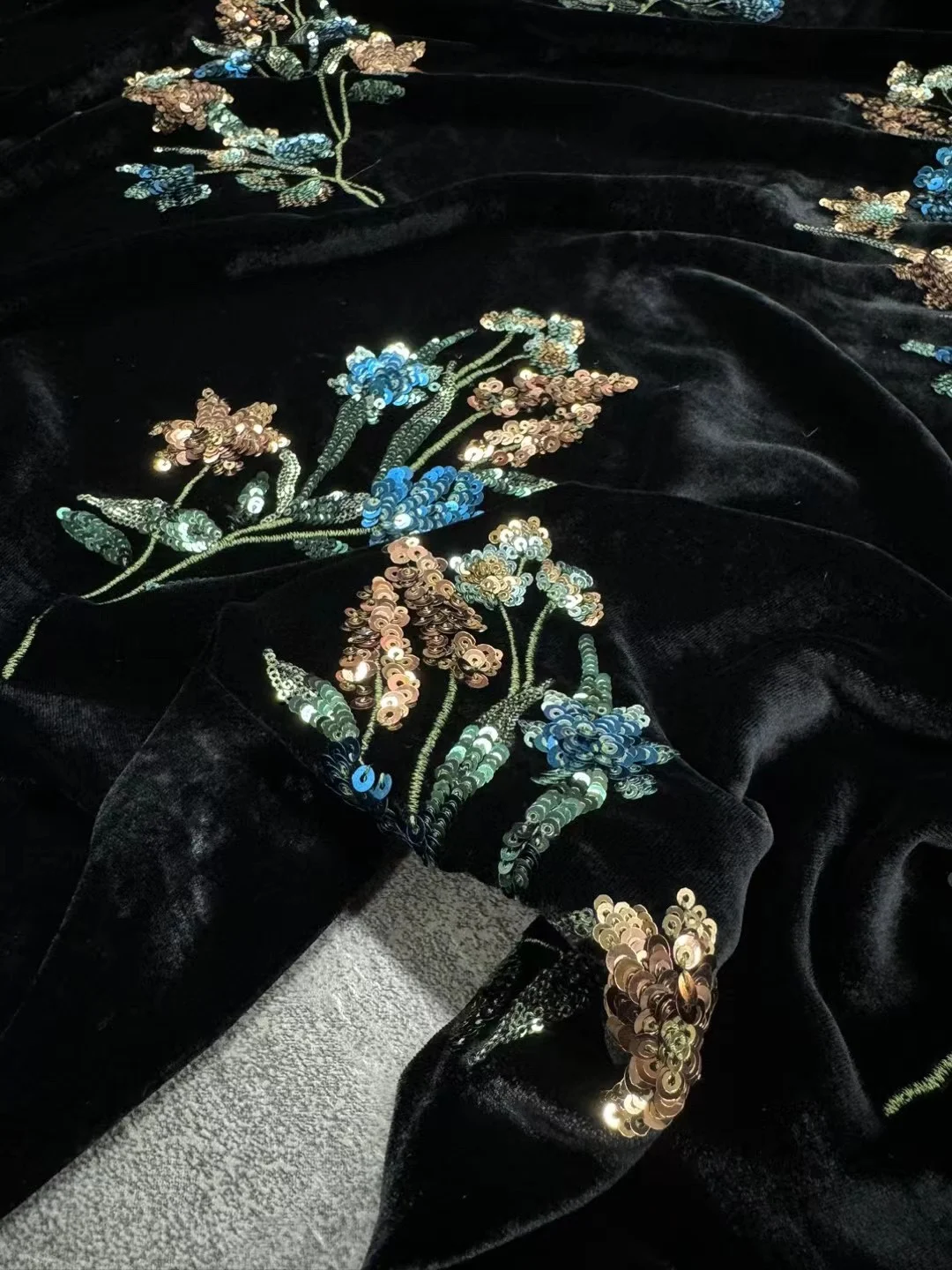 Серия Haute Couture, черная шелковая бархатная ткань с вышивкой для тяжелой промышленности, осеннее и зимнее пальто, шелковая ткань тутового дерева
Серия Haute Couture, черная шелковая бархатная ткань с вышивкой для тяжелой промышленности, осеннее и зимнее пальто, шелковая ткань тутового дерева