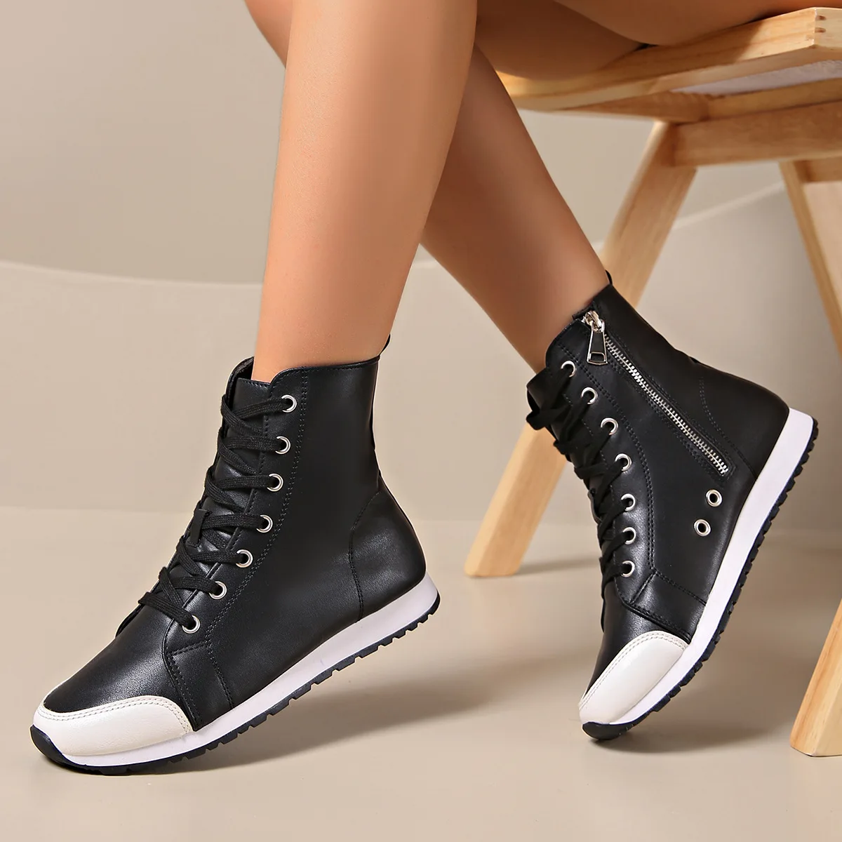 Large-sized fashionable women's boots, classic black boots, side-zipped women's ankle boots, flat ankle boots, breathable autumn
Large-sized fashionable women's boots, classic black boots, side-zipped women's ankle boots, flat ankle boots, breathable autumn