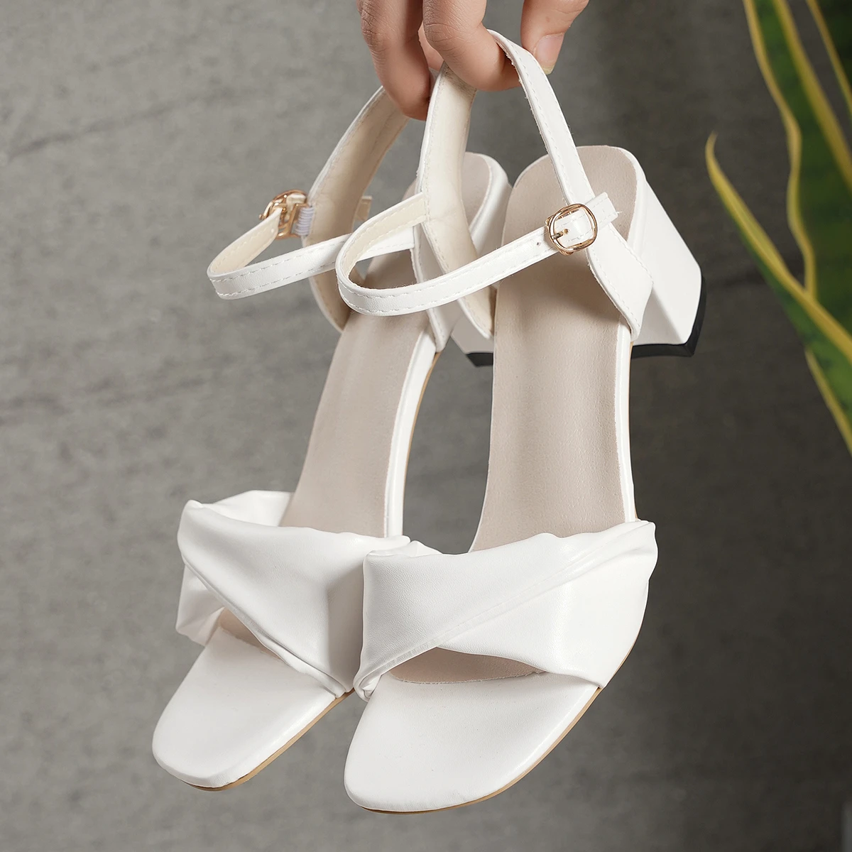 Women's White Open - Toe Block Heel Sandals: One Strap Design with Metal Buckle Decoration, Soft Sole, Simple and Elegant
Women's White Open - Toe Block Heel Sandals: One Strap Design with Metal Buckle Decoration, Soft Sole, Simple and Elegant