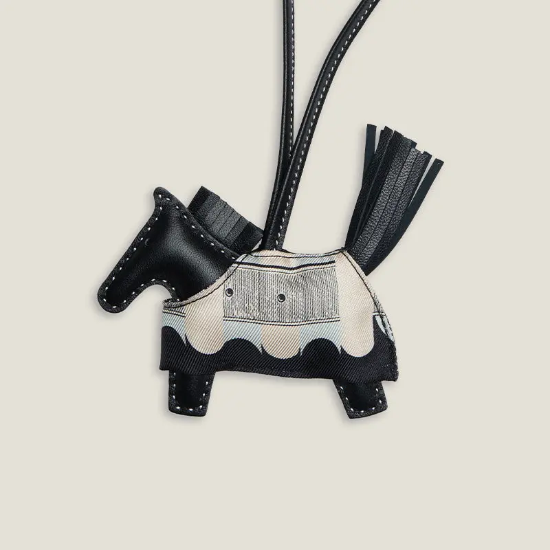 2026 New Luxury Horse Bag Charm Hand Stitched Genuine Leather Silk Tassel Car Hanging Ornament Keychain
2026 New Luxury Horse Bag Charm Hand Stitched Genuine Leather Silk Tassel Car Hanging Ornament Keychain