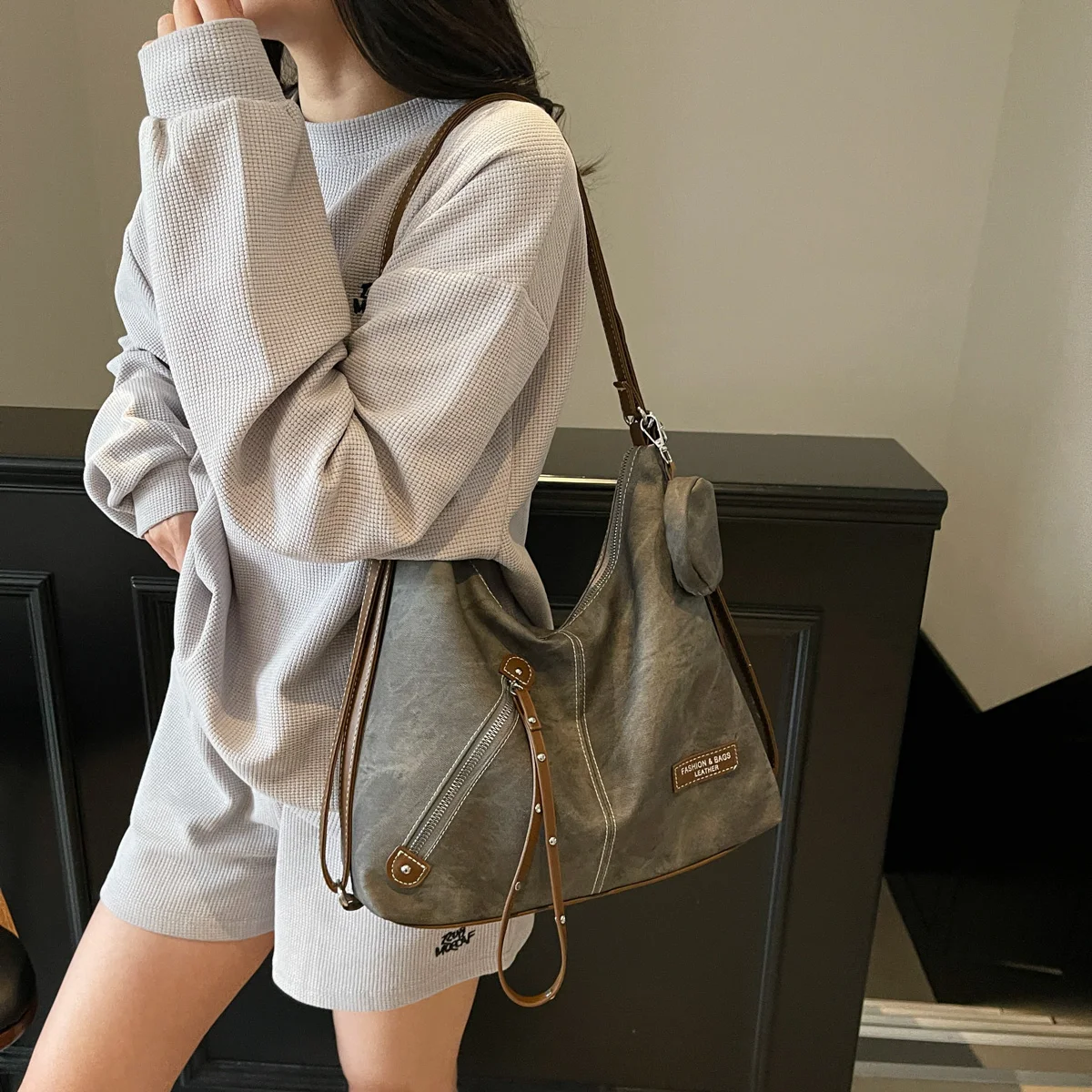 Large Capacity Retro Fashion Versatile Women's Single Shoulder Crossbody Bag Simple Casual Armpit Commuting Storage Bags
Large Capacity Retro Fashion Versatile Women's Single Shoulder Crossbody Bag Simple Casual Armpit Commuting Storage Bags