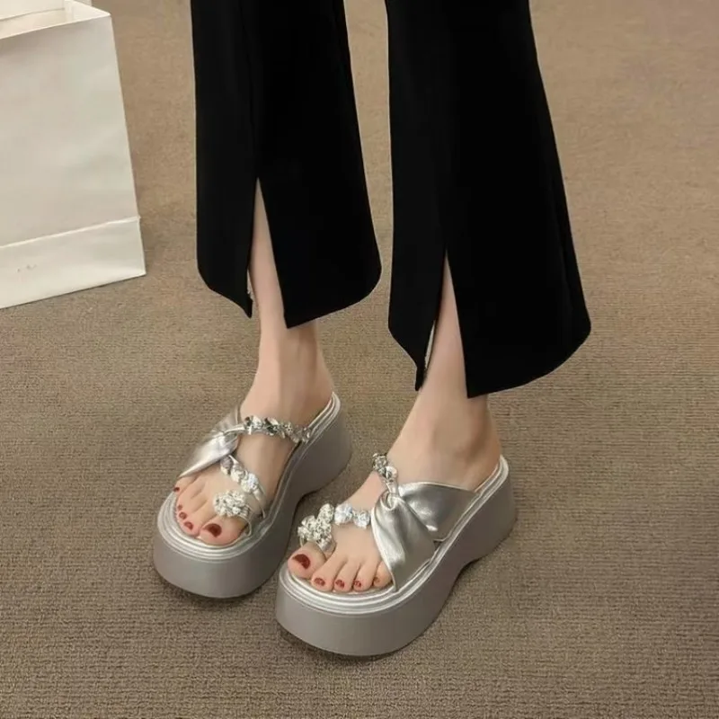 Сандалии с бриллиантами, универсальные новые летние тапочки на толстой подошве, увеличивающие рост, уличная пляжная обувь, модельная женская обувь 2025 г. 
Сандалии с бриллиантами, универсальные новые летние тапочки на толстой подошве, увеличивающие рост, уличная пляжная обувь, модельная женская обувь 2025 г.