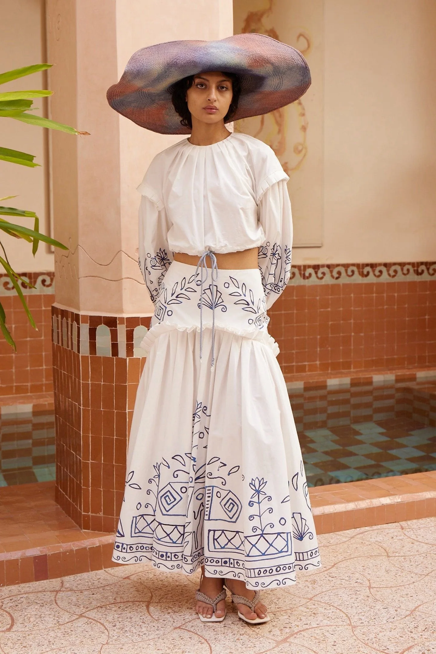 Повседневный хлопковый комплект с принтом: длинная рубашка и юбка. Новинка весны 2026. Модный комплект для отдыха и досуга из двух предметов.
Повседневный хлопковый комплект с принтом: длинная рубашка и юбка. Новинка весны 2026. Модный комплект для отдыха и досуга из двух предметов.