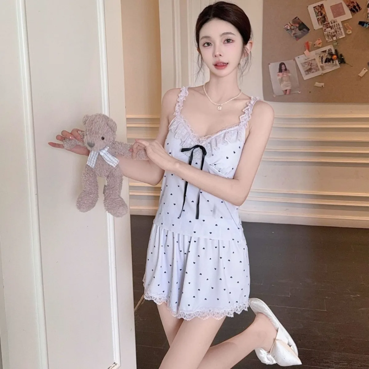 Комплект из тонкого и соблазнительного топа-камизола и шорт из ледяного шелка, домашняя одежда, в девичьем стиле, для милых девушек
Комплект из тонкого и соблазнительного топа-камизола и шорт из ледяного шелка, домашняя одежда, в девичьем стиле, для милых девушек