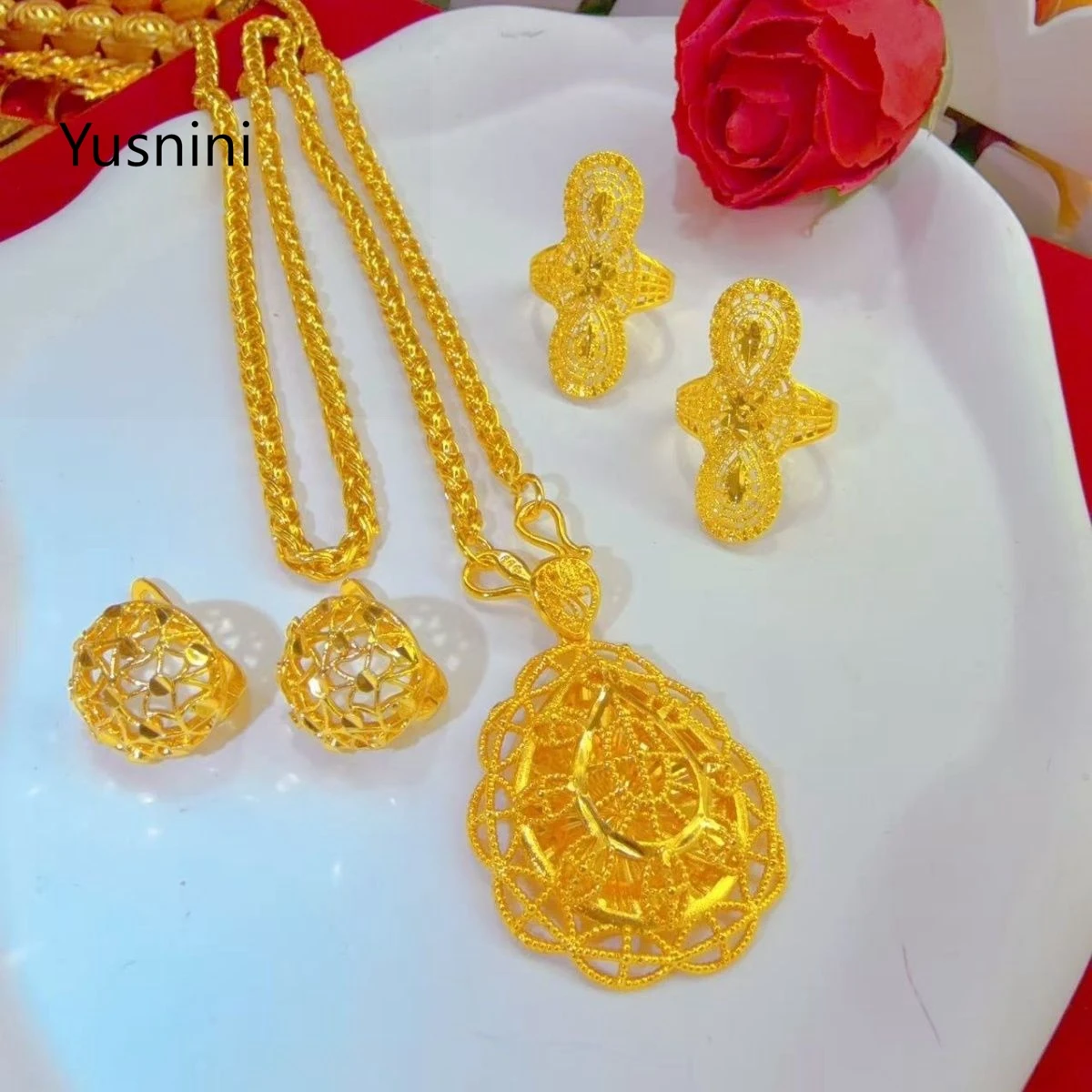 New Dubai Fashion Custom 24K Gold Plated Necklace Earrings Rings Exquisite Engagement Party Jewelry Set for Beloved
New Dubai Fashion Custom 24K Gold Plated Necklace Earrings Rings Exquisite Engagement Party Jewelry Set for Beloved