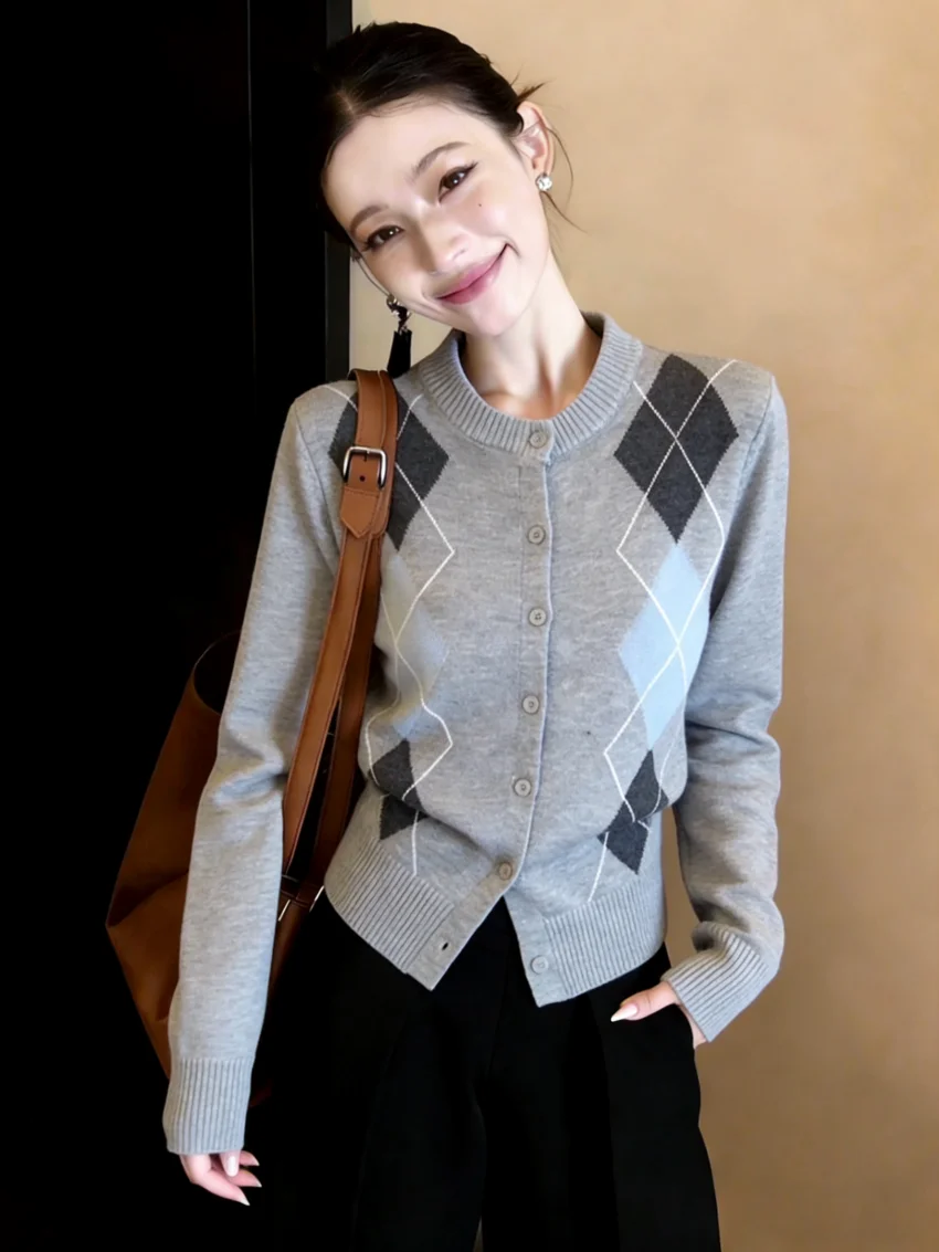 Retro Color Block Diamond Pattern Knitted Open Cardigan Women's Spring Summer Slim Fit round Neck Korean Style Top
Retro Color Block Diamond Pattern Knitted Open Cardigan Women's Spring Summer Slim Fit round Neck Korean Style Top