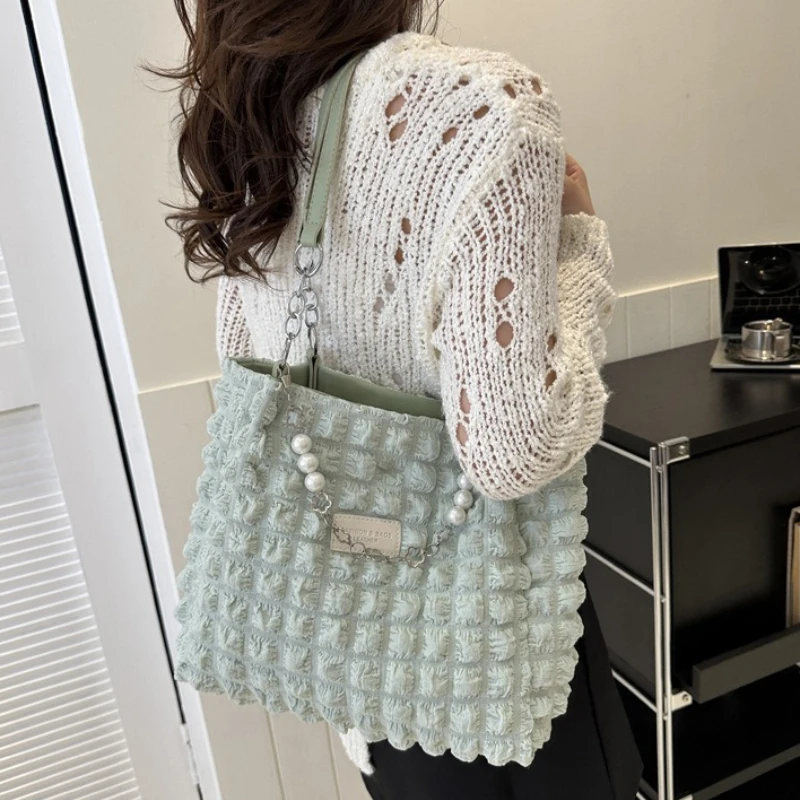 Soft Quilted Tote Bag ,fashion Pearl Chain Large Capacity Shoulder Purse Casual Daily Handbag for Women Commuter Underarm Bag
Soft Quilted Tote Bag ,fashion Pearl Chain Large Capacity Shoulder Purse Casual Daily Handbag for Women Commuter Underarm Bag