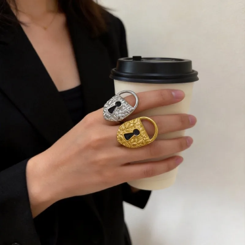 Retro Orange Peel Texture Lock Ring, Oil Drip Keyhole Metal Open Ring, Unisex Luxury Geometric Finger Jewelry Gift
Retro Orange Peel Texture Lock Ring, Oil Drip Keyhole Metal Open Ring, Unisex Luxury Geometric Finger Jewelry Gift