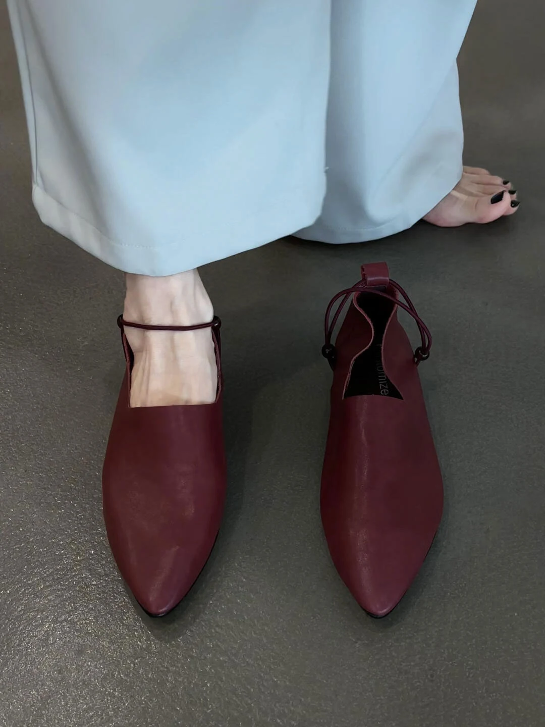 Comfortable Soft Bottom Pointed Toe Flat Heel Women's Shoes Leather Version New 2026 Style Versatile for Skirts Casual Wear
Comfortable Soft Bottom Pointed Toe Flat Heel Women's Shoes Leather Version New 2026 Style Versatile for Skirts Casual Wear