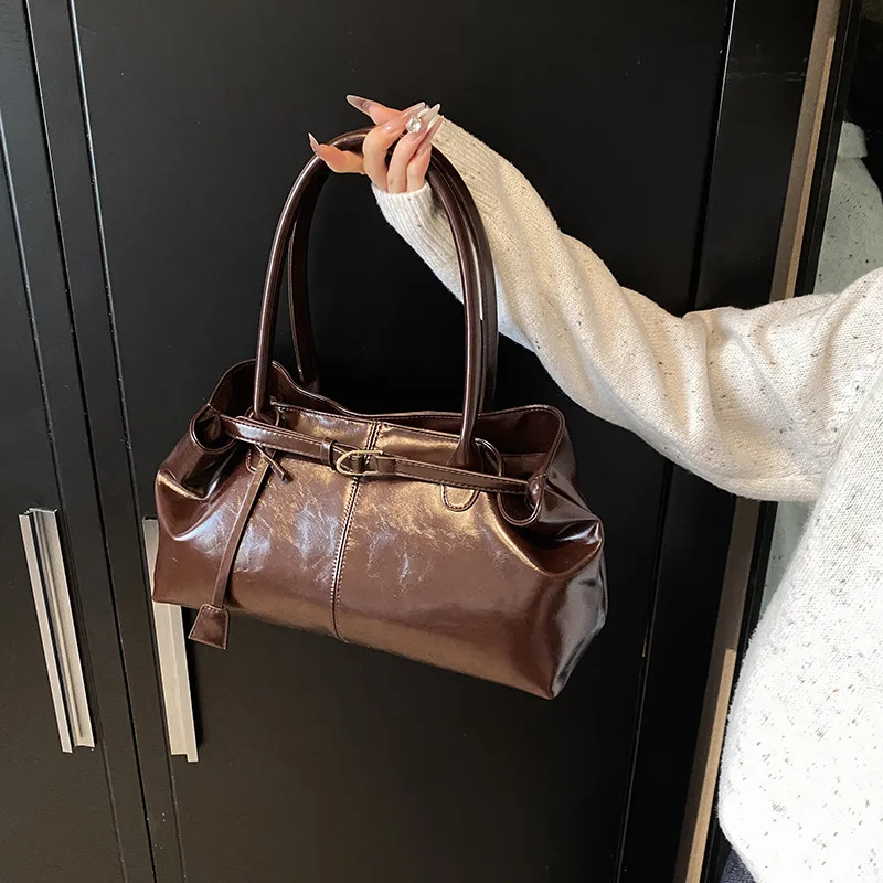 European and American retro large capacity 2025 new casual simple fashion commuter portable shoulder tote bag women
European and American retro large capacity 2025 new casual simple fashion commuter portable shoulder tote bag women
