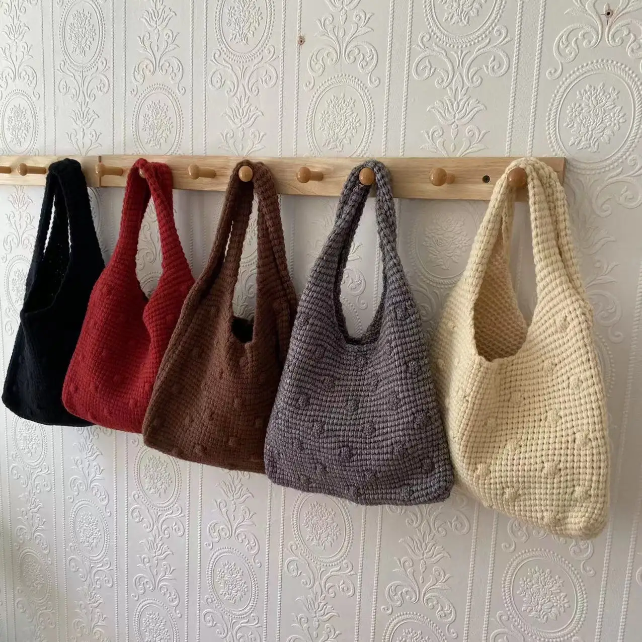 Women Retro Handmade Knitted Handbag Weaving Versatile Simple Unique Wrist Bag Autumn Winter New Solid Color One Shoulder Bag
Women Retro Handmade Knitted Handbag Weaving Versatile Simple Unique Wrist Bag Autumn Winter New Solid Color One Shoulder Bag